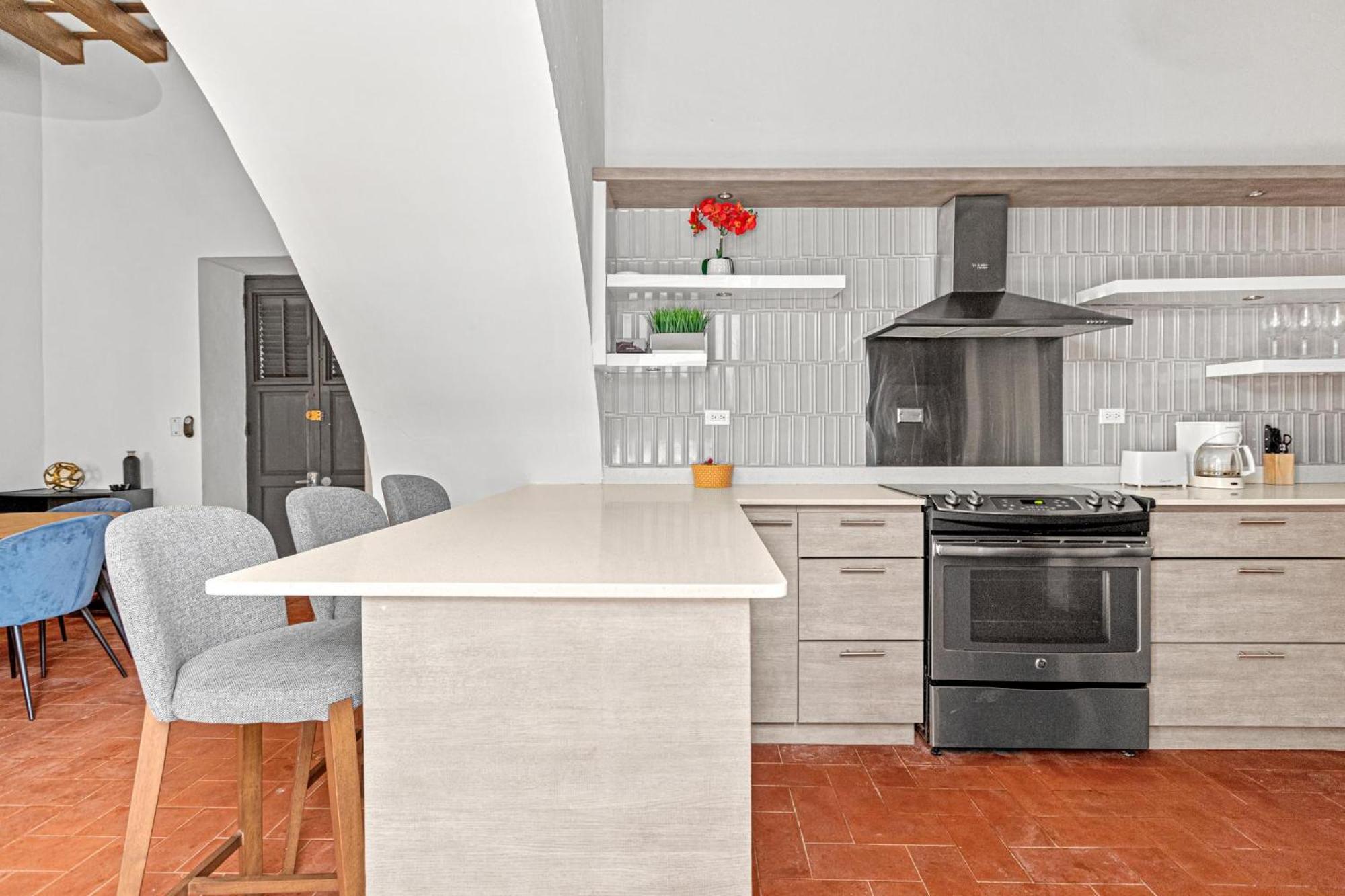 Apartment Colonial Just Remodeled 2 Floors Indoor Patio & Tub