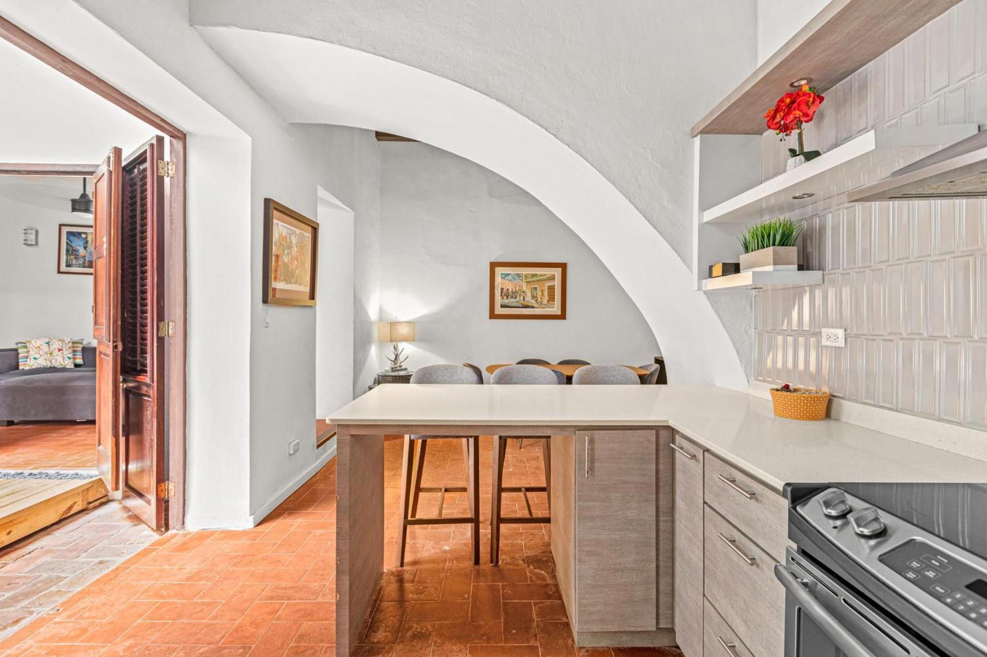 Colonial Just Remodeled 2 Floors Indoor Patio & Tub Apartment San Juan