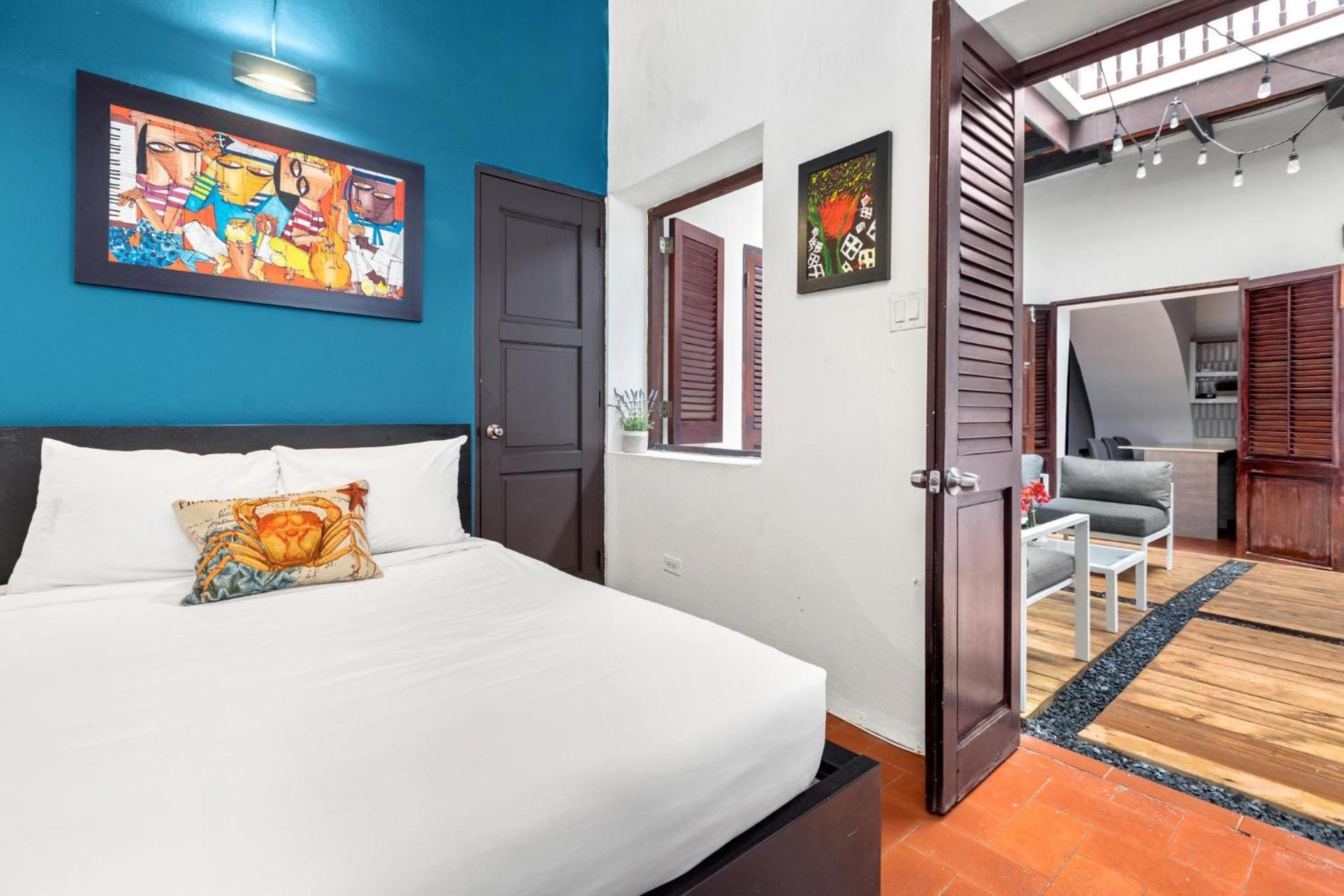 Colonial Just Remodeled 2 Floors Indoor Patio & Tub * San Juan