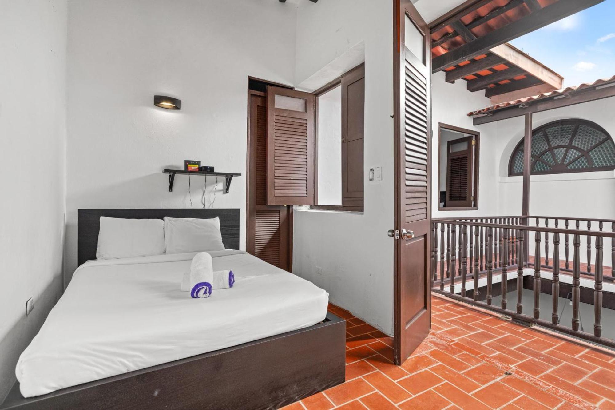 Apartment Colonial Just Remodeled 2 Floors Indoor Patio & Tub *