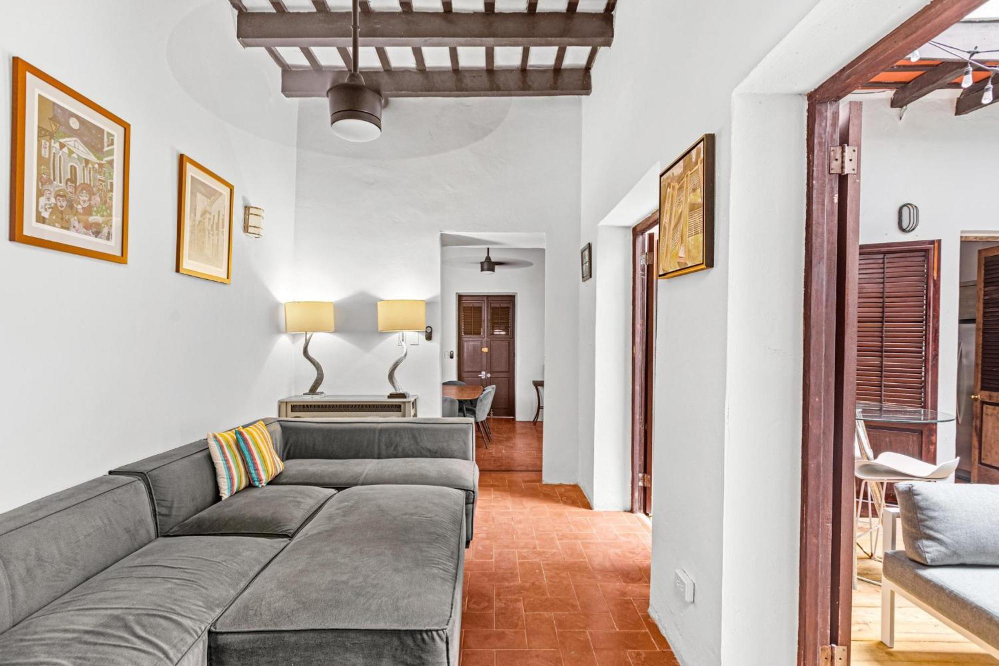Colonial Just Remodeled 2 Floors Indoor Patio & Tub