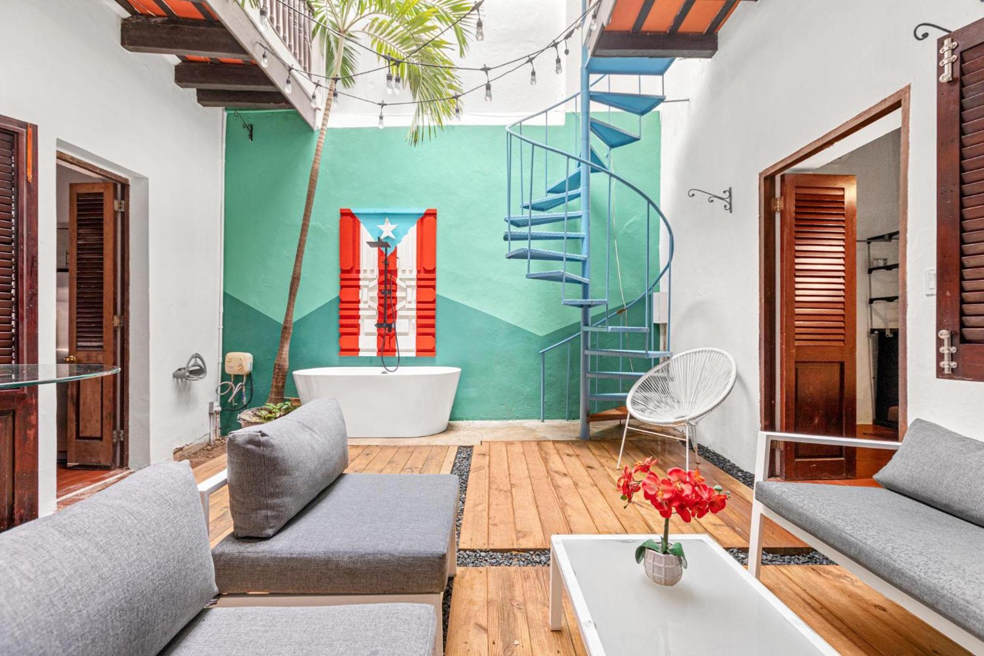 Colonial Just Remodeled 2 Floors Indoor Patio & Tub Apartment