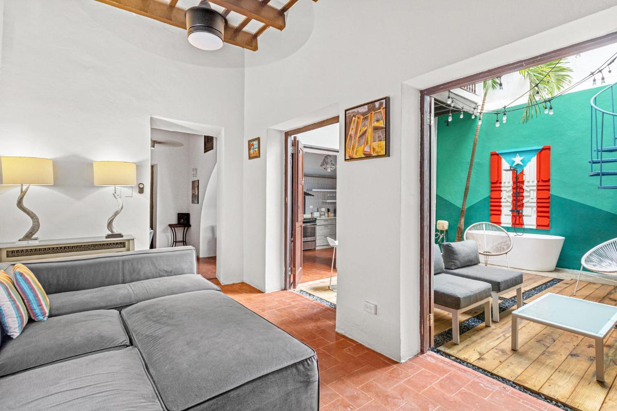 Colonial Just Remodeled 2 Floors Indoor Patio & Tub Apartment *