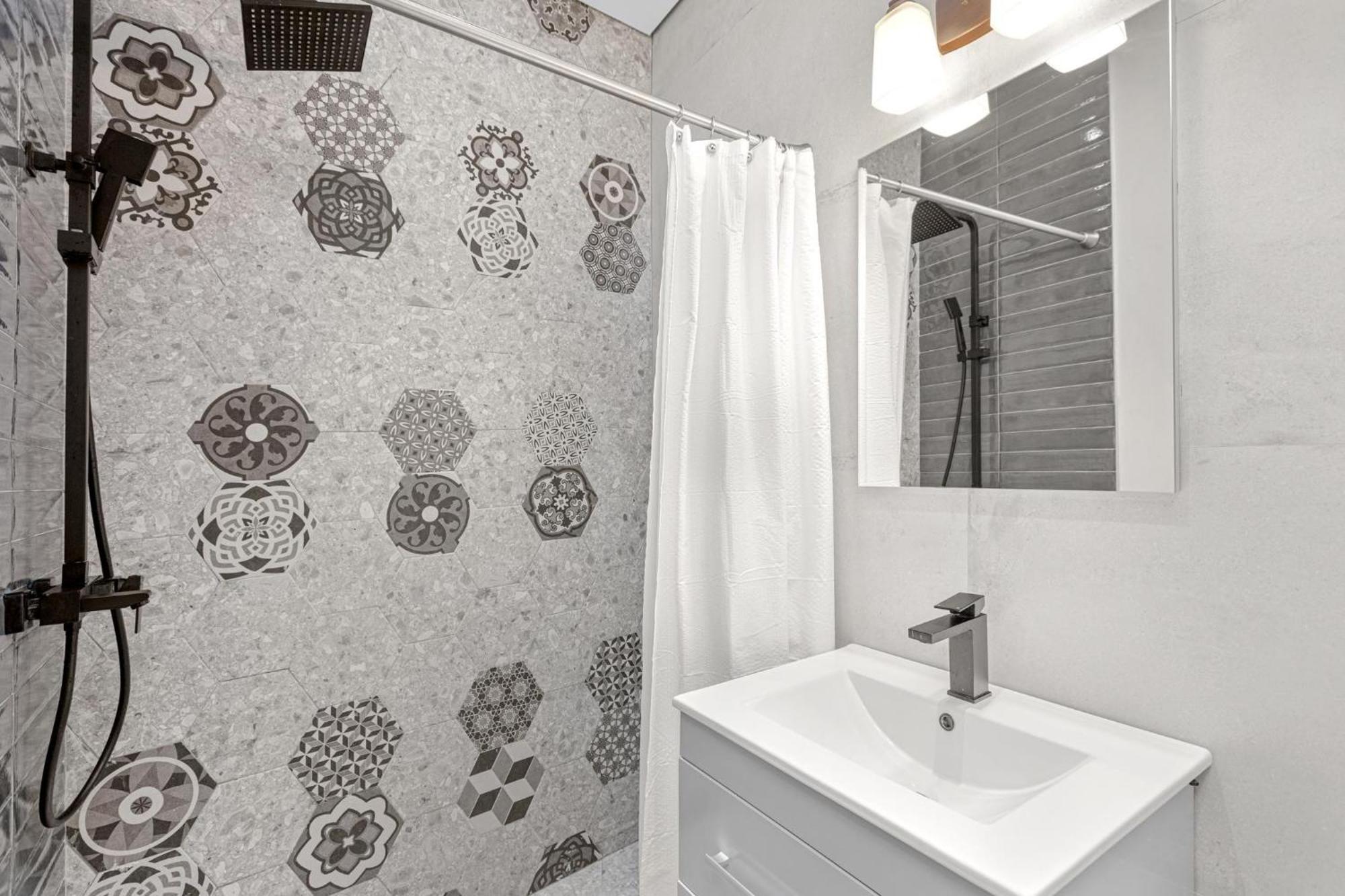 Colonial Just Remodeled 2 Floors Indoor Patio & Tub San Juan