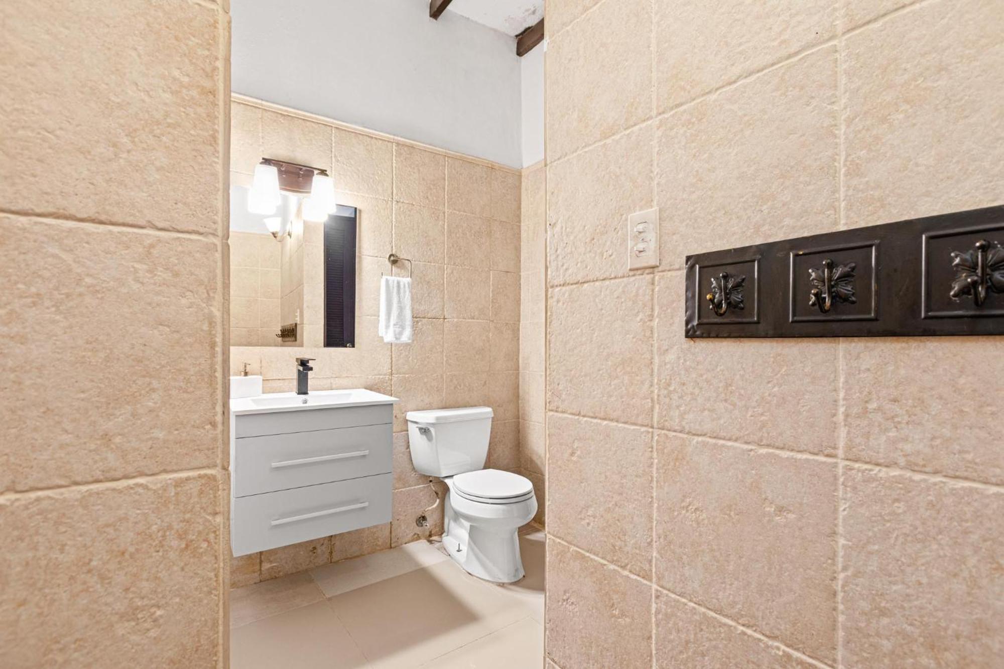 Colonial Just Remodeled 2 Floors Indoor Patio & Tub * San Juan