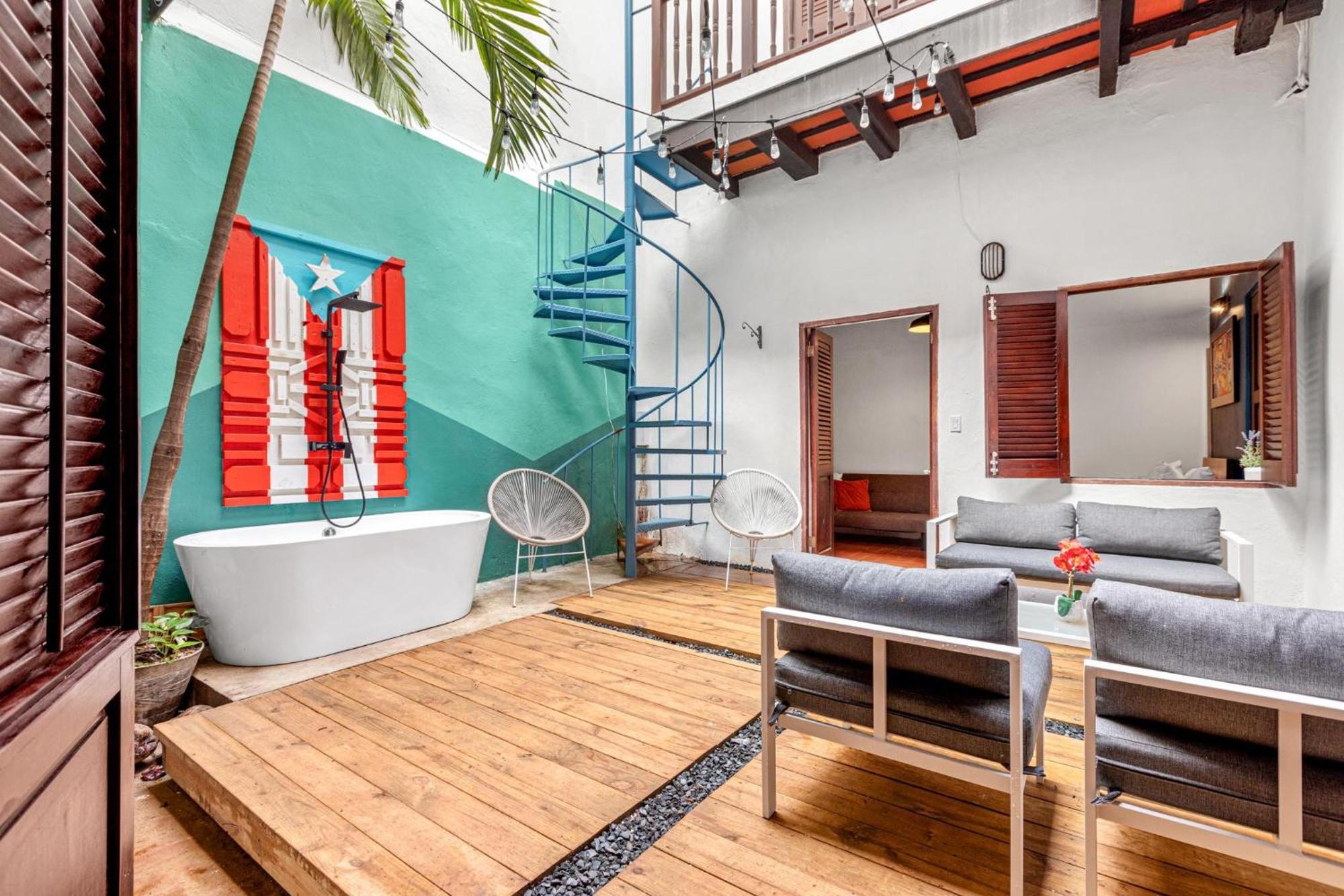 Colonial Just Remodeled 2 Floors Indoor Patio & Tub Apartment *