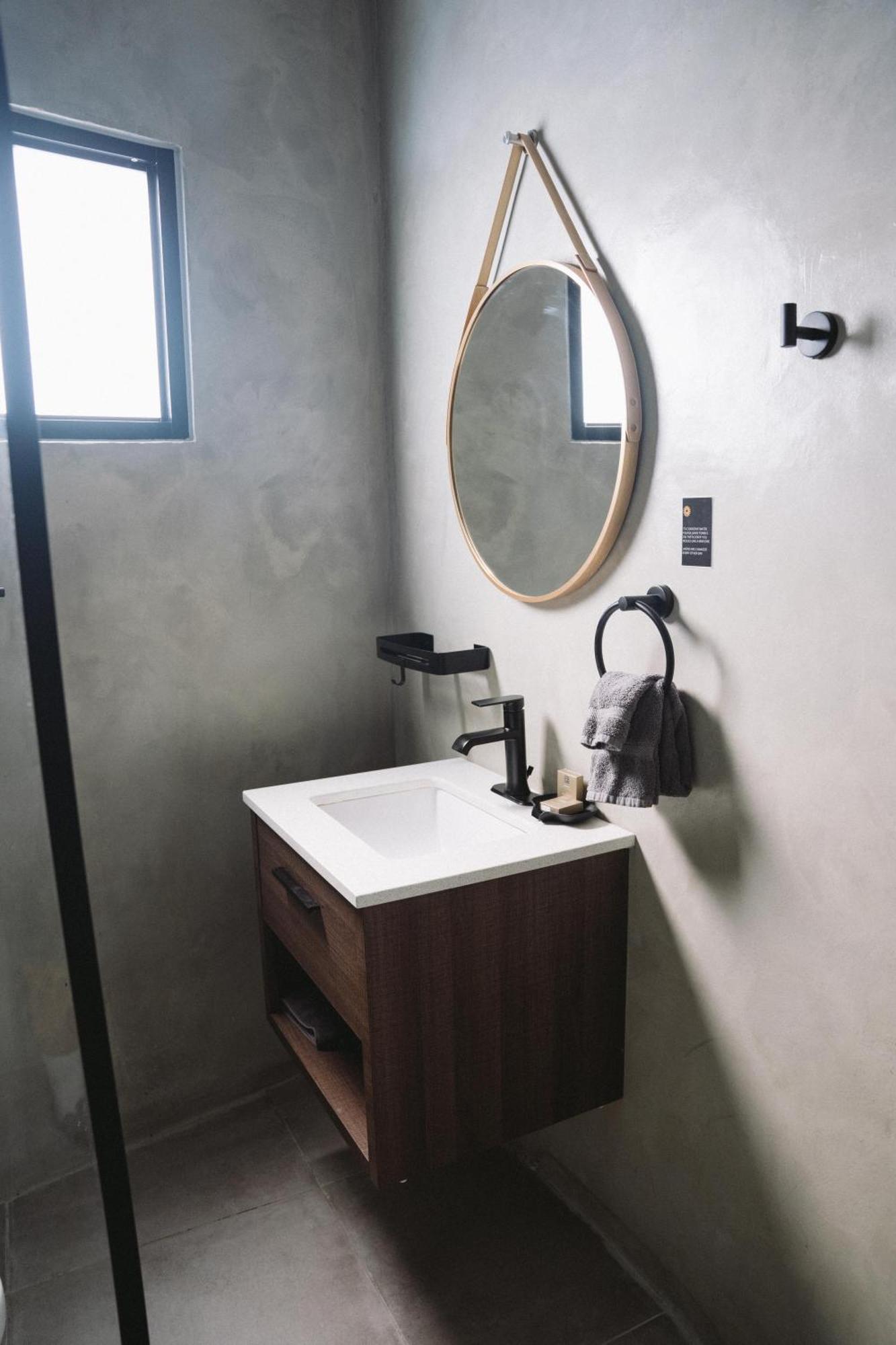 The Looking Glass Hotel 3*