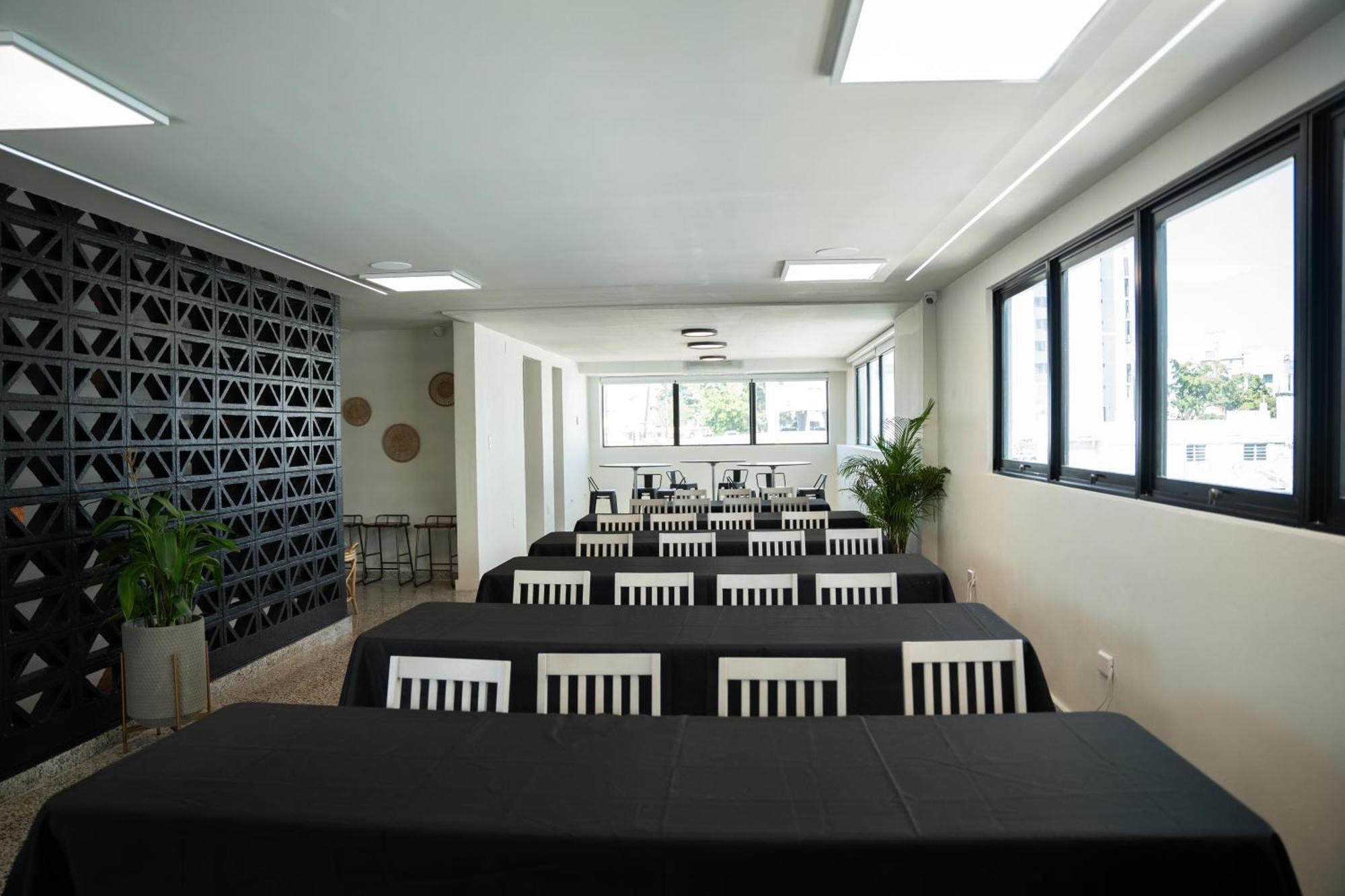 The Looking Glass Hotel 3*