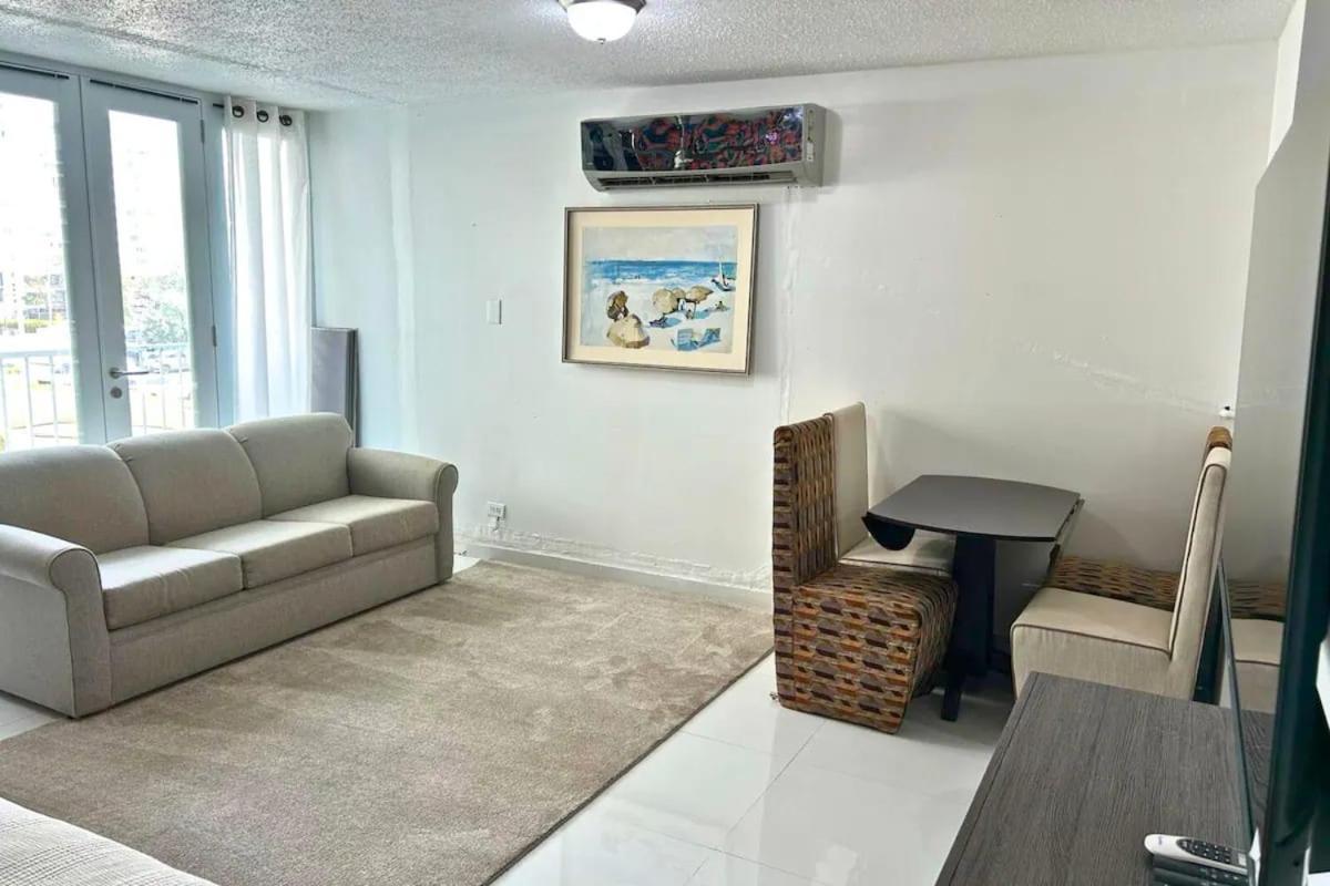 Cozy 2 Beds In Coral Towers Front *