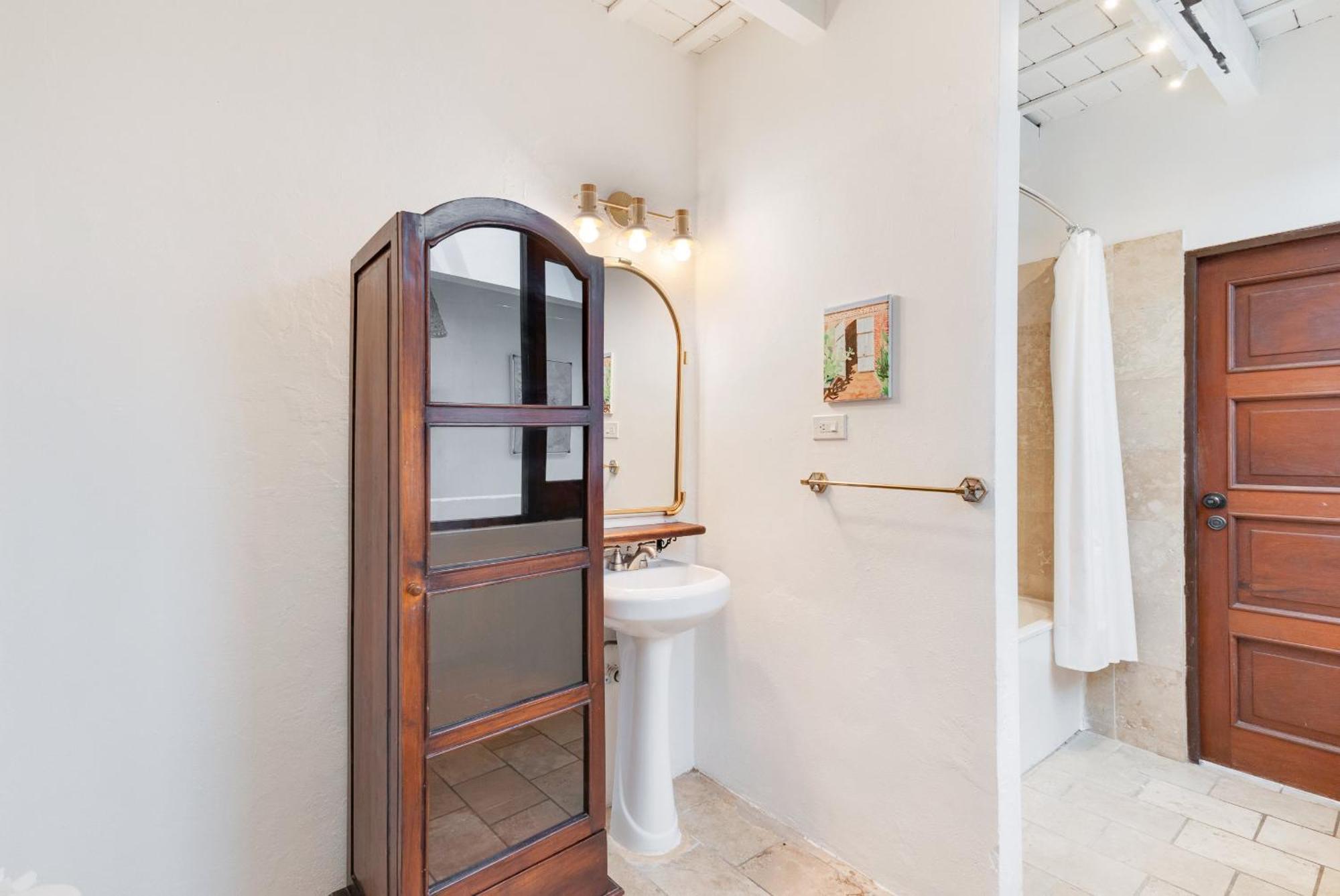 Holiday home Spacious Colonial Gem With Artistic Flair Old