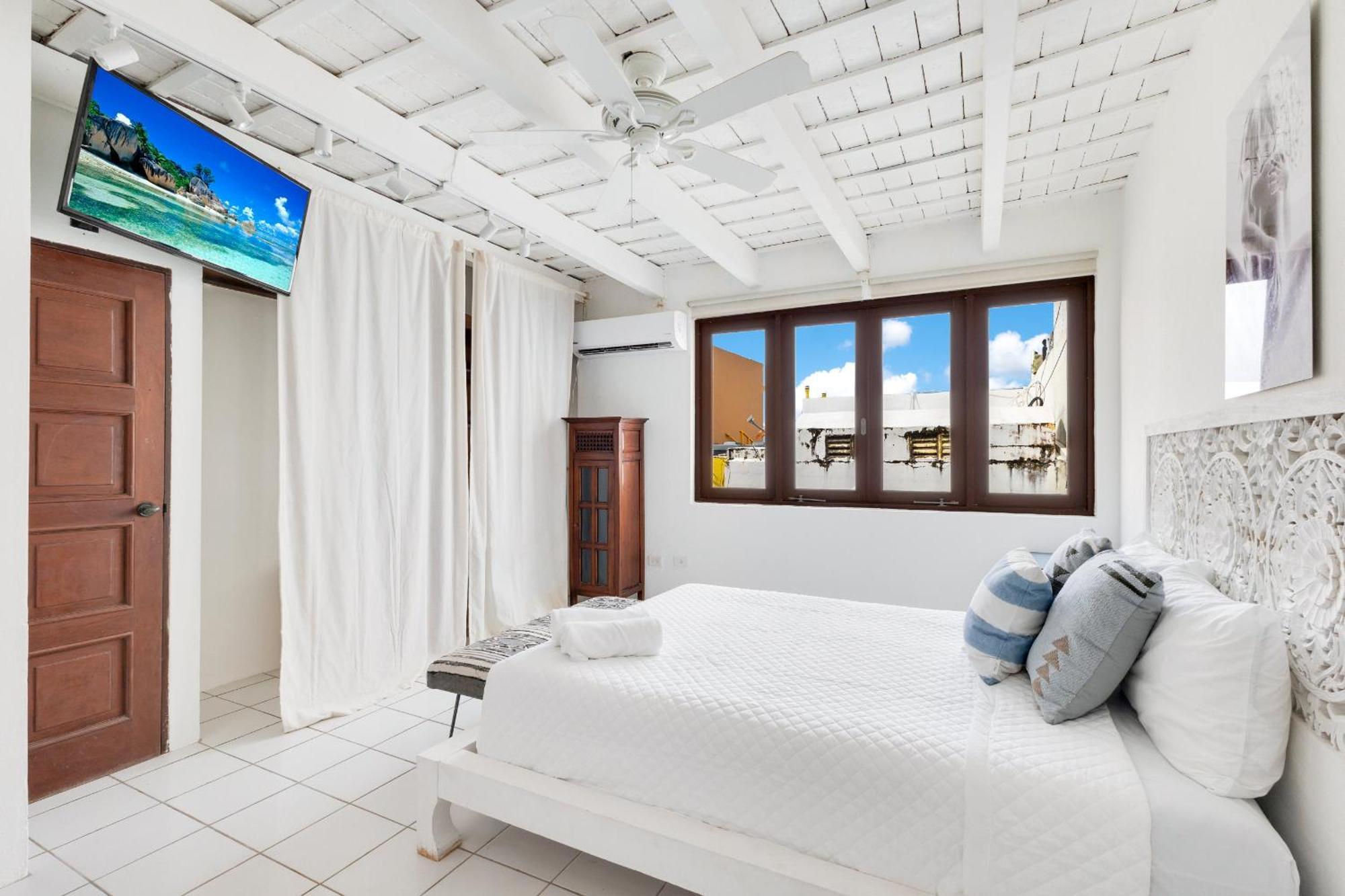 Spacious Colonial Gem With Artistic Flair Old *