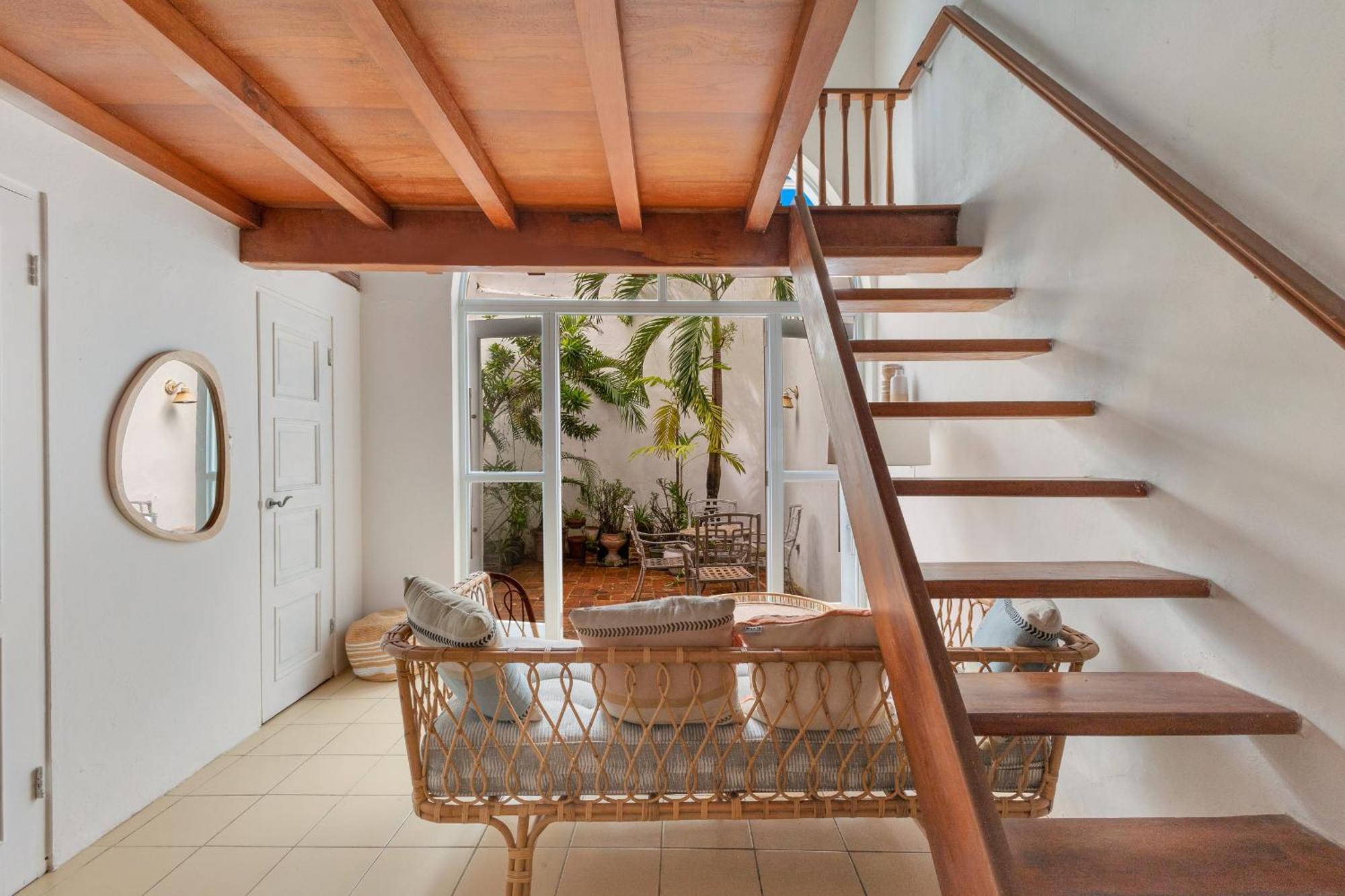 Spacious Colonial Gem With Artistic Flair Old Holiday home *