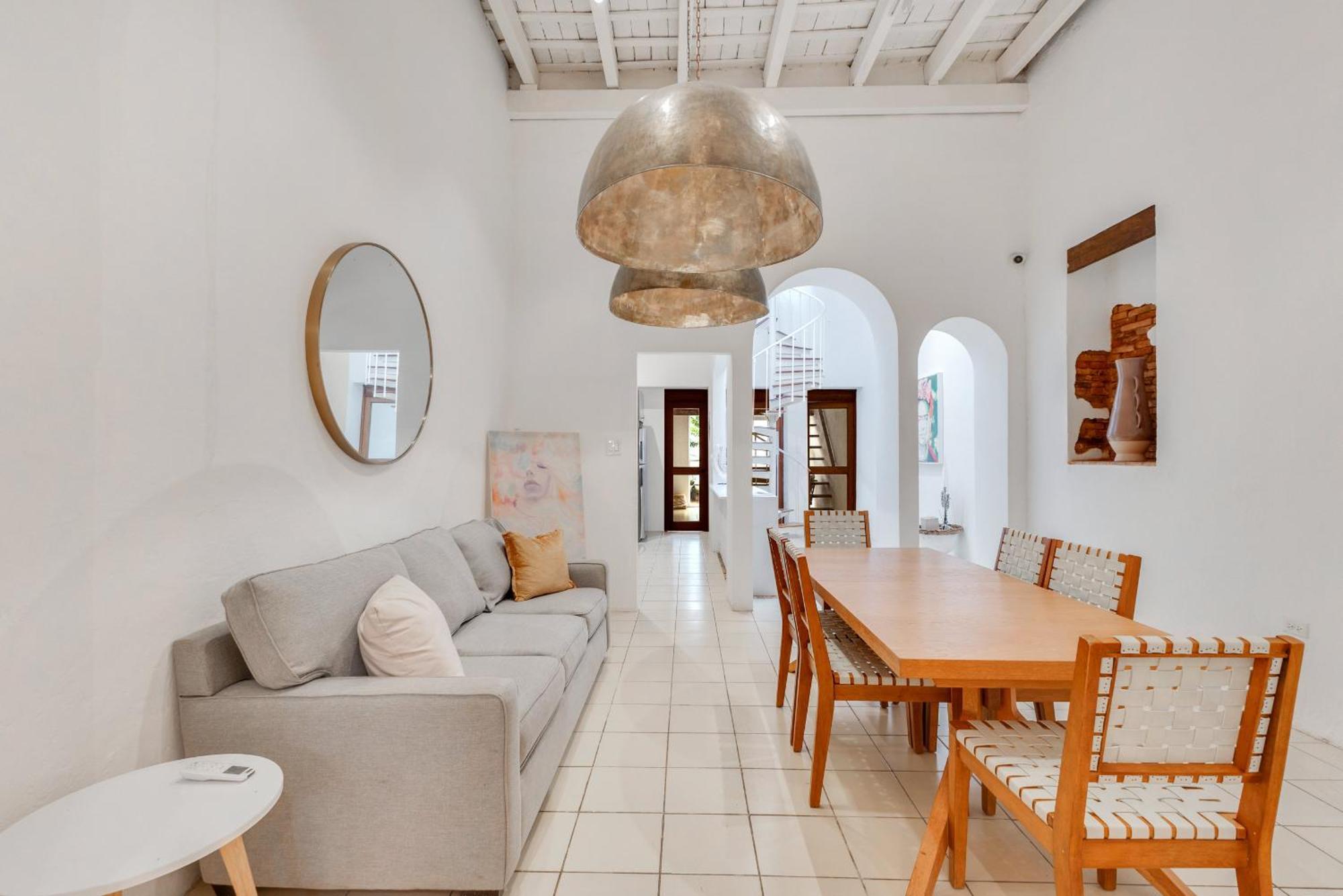 Spacious Colonial Gem With Artistic Flair Old Holiday home *