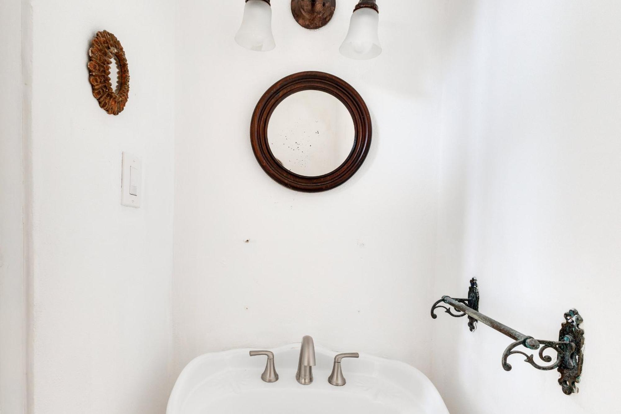 Spacious Colonial Gem With Artistic Flair Old Holiday home San Juan