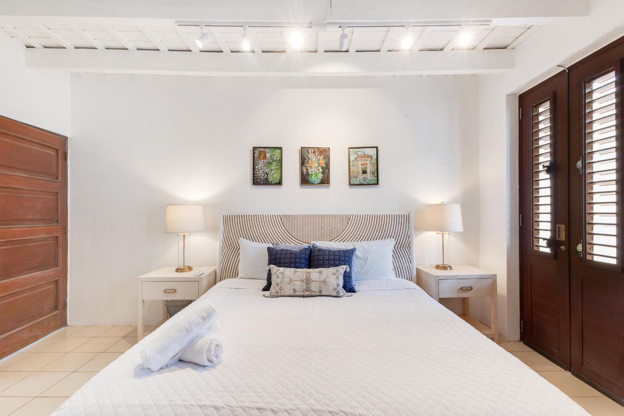 Spacious Colonial Gem With Artistic Flair Old Holiday home