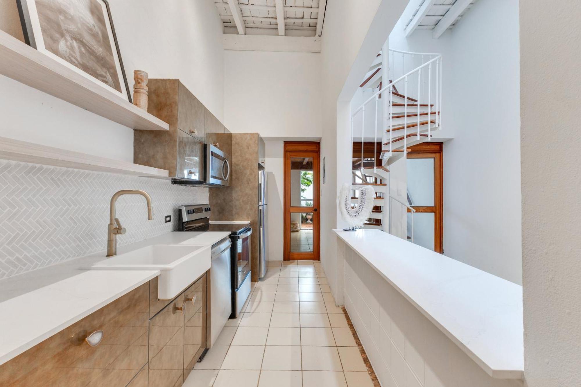 Spacious Colonial Gem With Artistic Flair Old Holiday home *