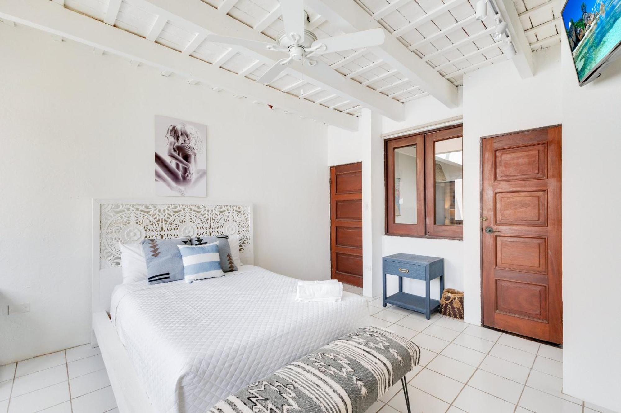 Spacious Colonial Gem With Artistic Flair Old Holiday home San Juan