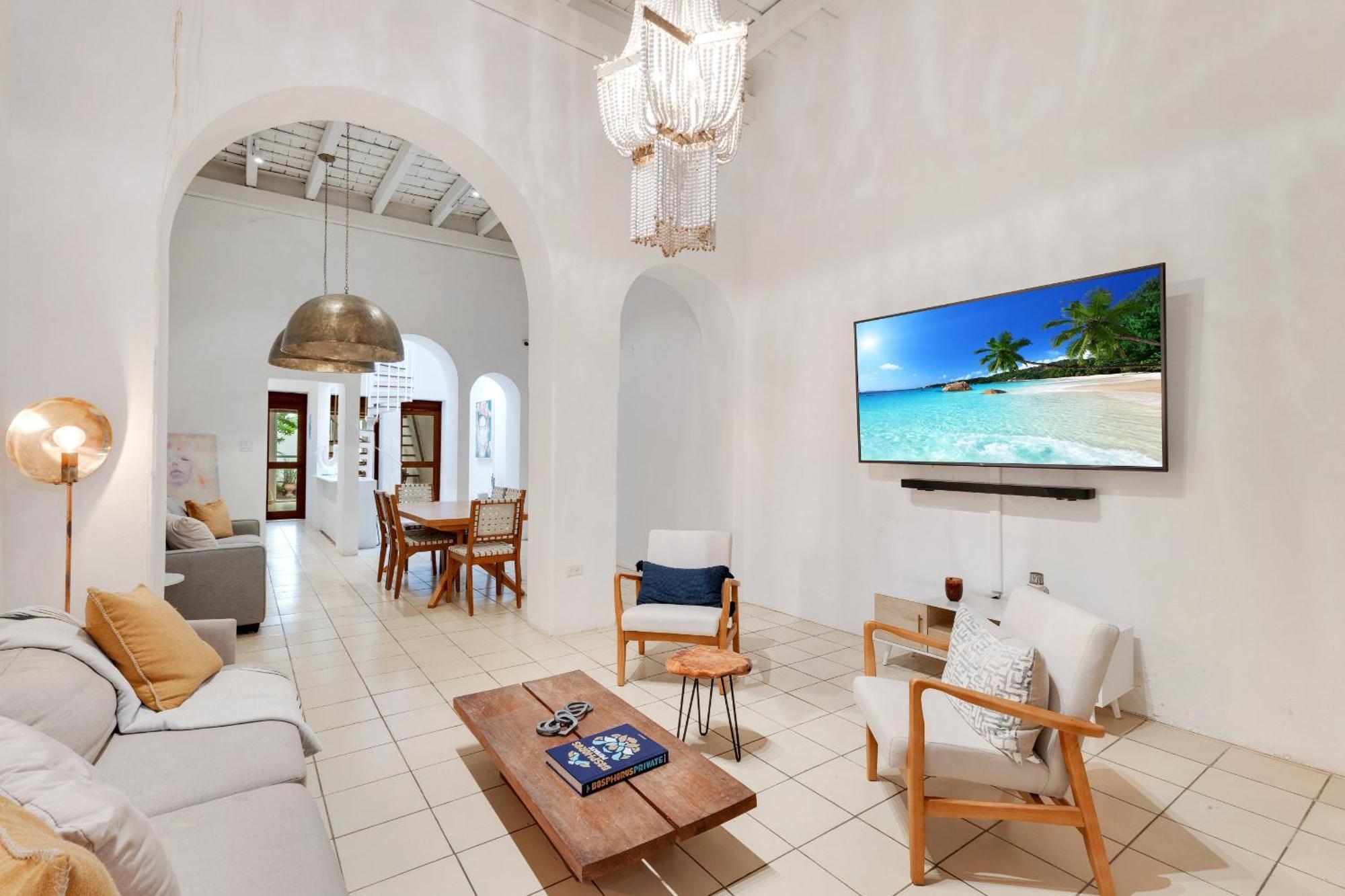 Spacious Colonial Gem With Artistic Flair Old Holiday home *