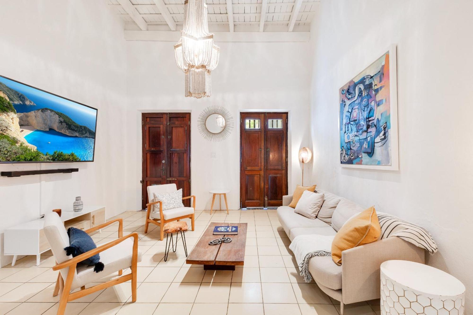 Spacious Colonial Gem With Artistic Flair Old Holiday home *