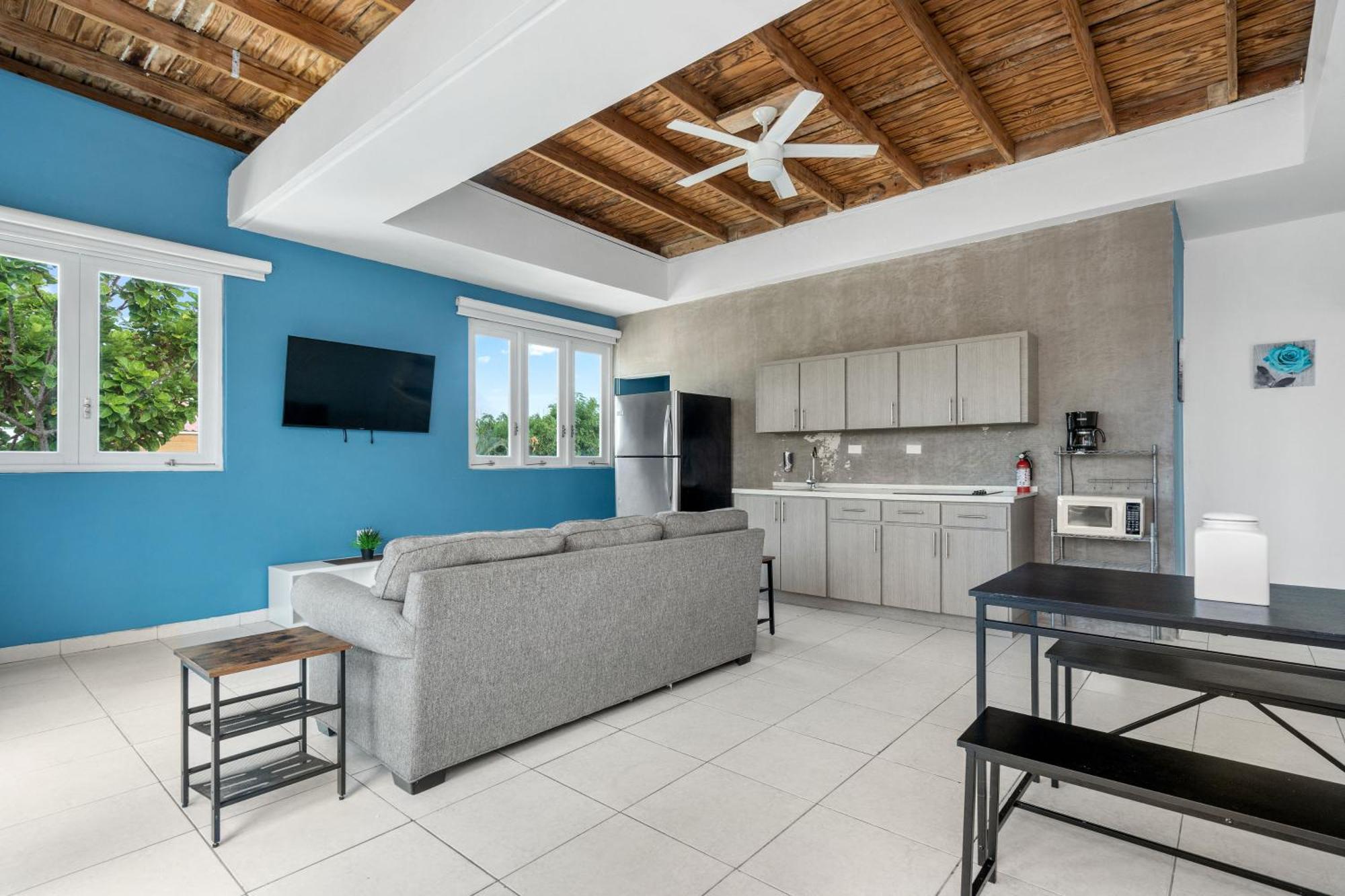Access Escape With Pool And Tanning Lounges Apartment