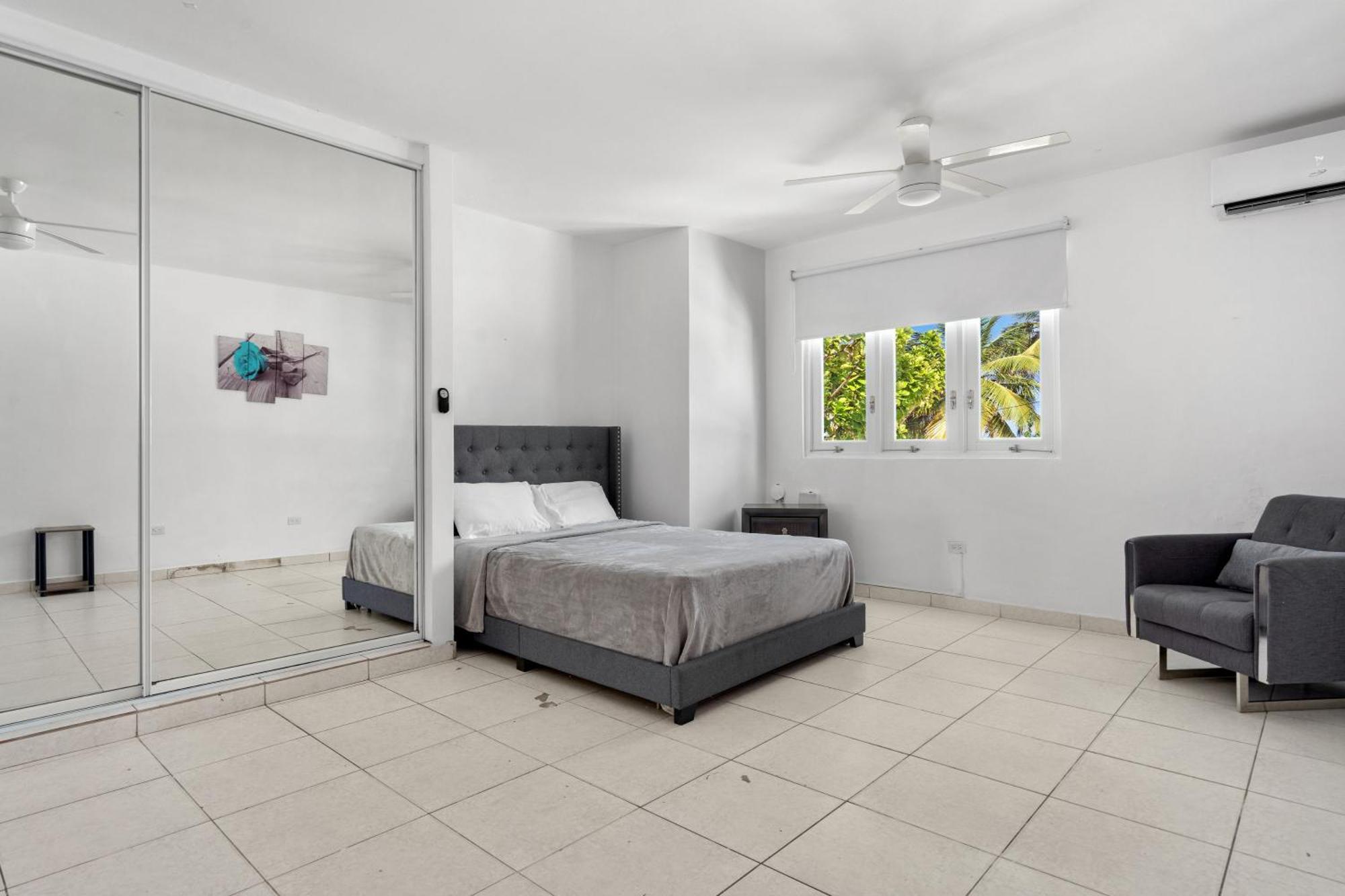 Access Escape With Pool And Tanning Lounges Apartment