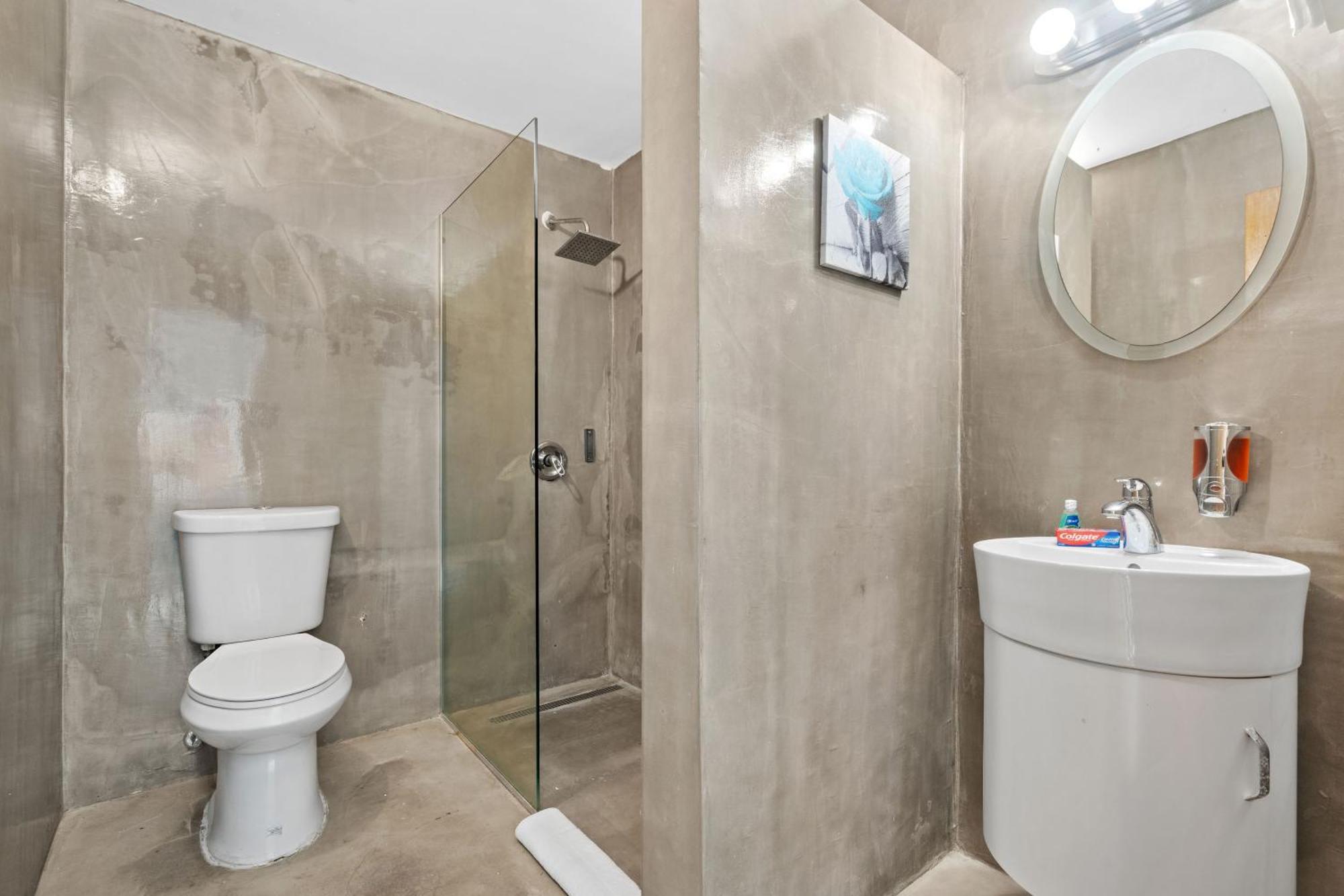 Access Escape With Pool And Tanning Lounges Apartment
