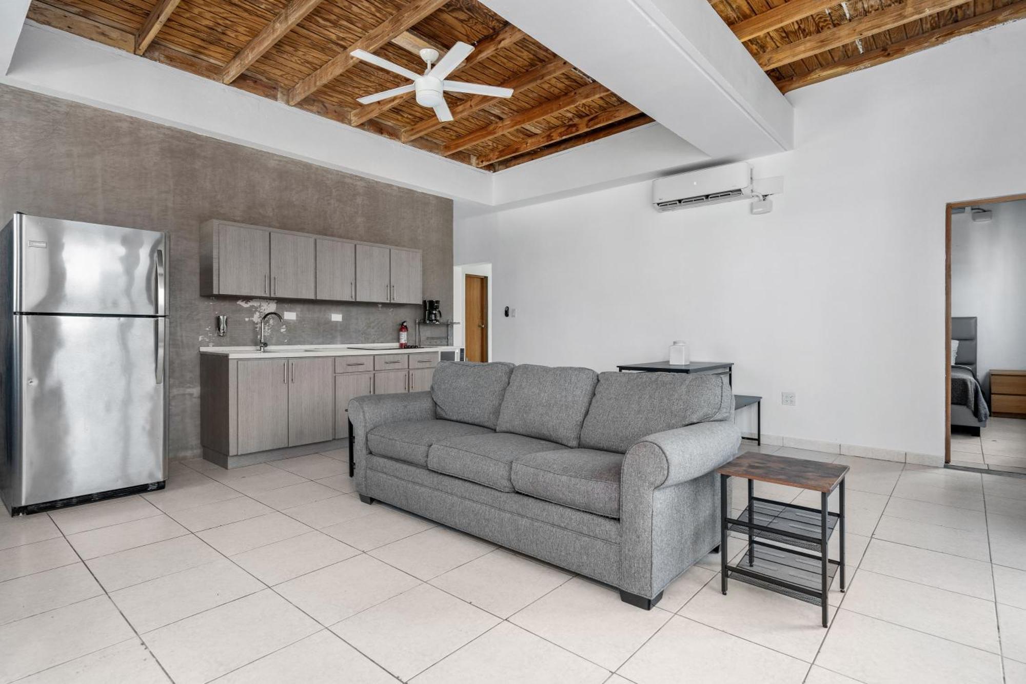 Apartment Access Escape With Pool And Tanning Lounges *