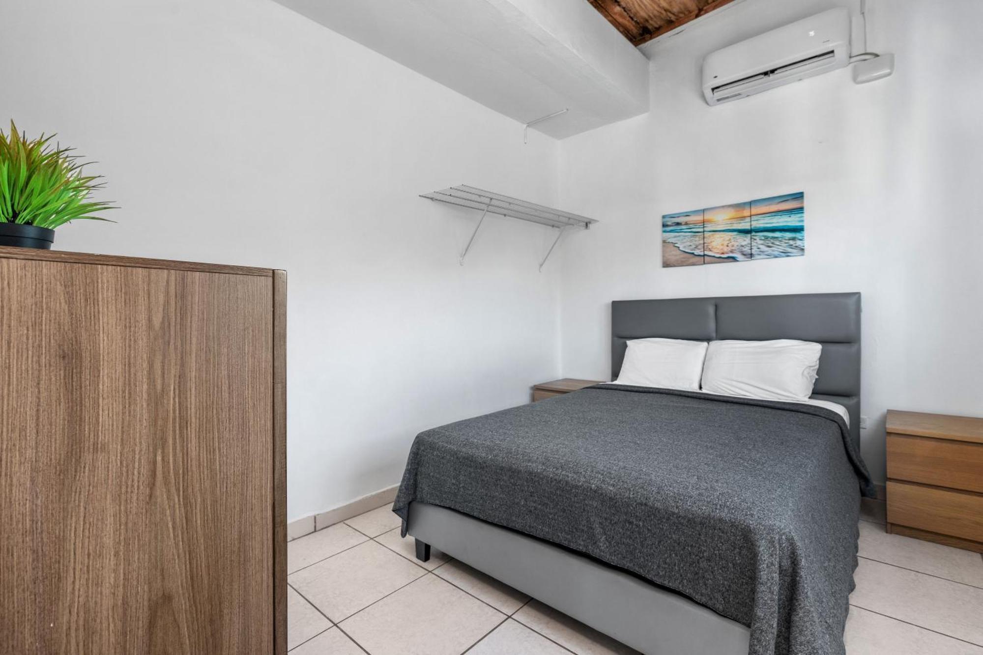 Apartment Access Escape With Pool And Tanning Lounges *
