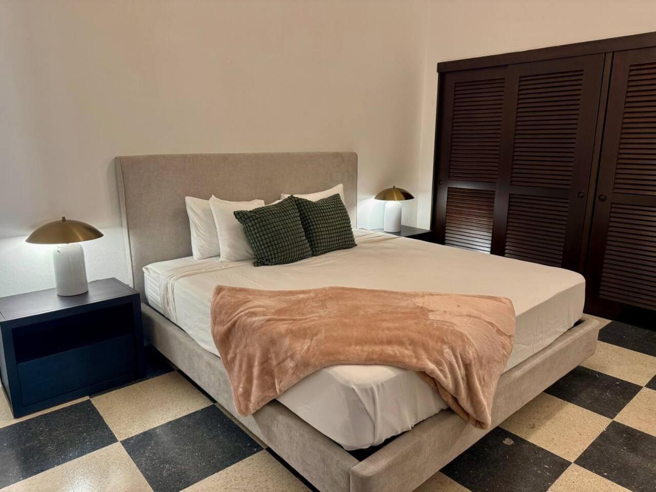 Colonial Charm With Balcony Walk To El Morro & Dining Apartment *