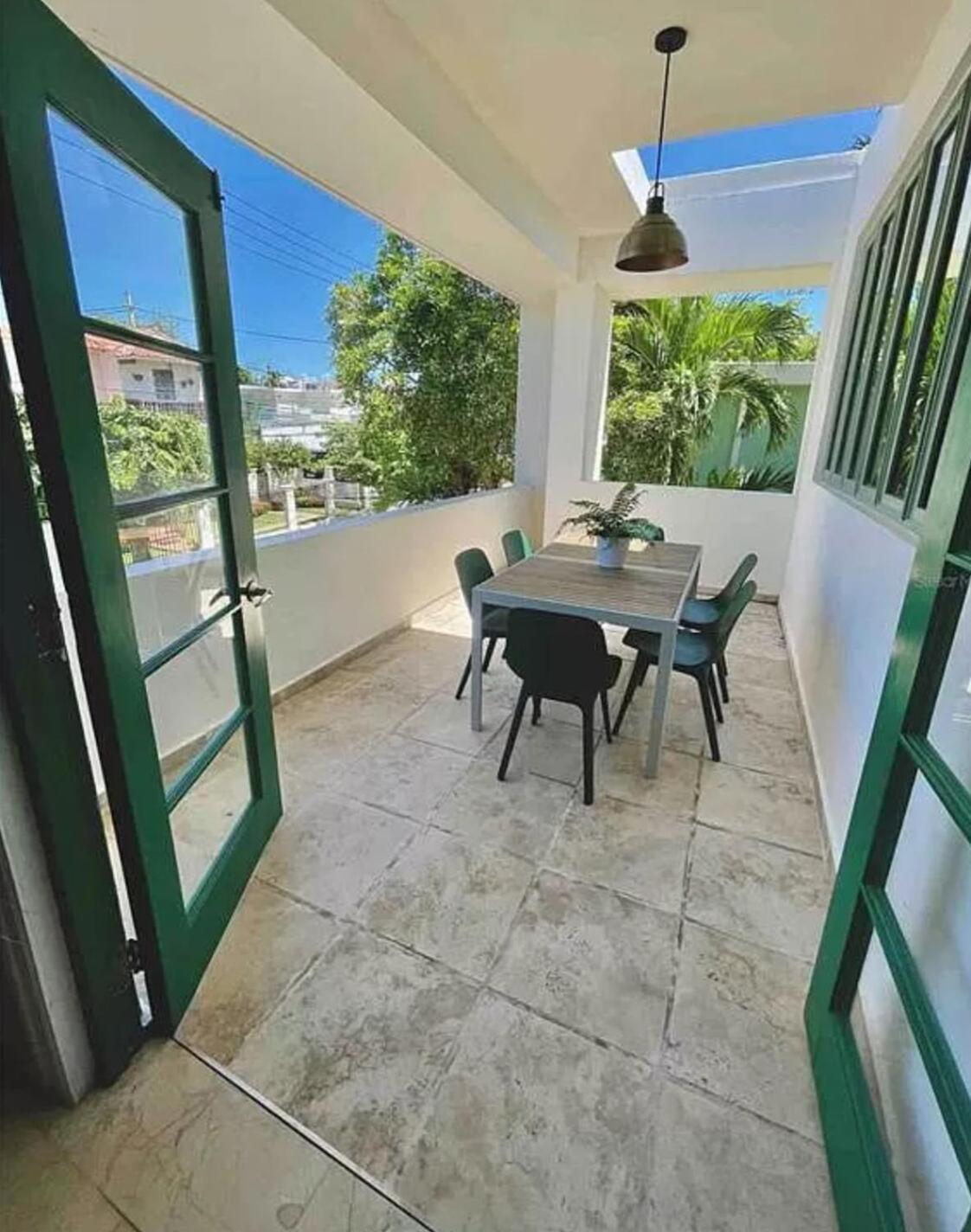 Casa Blanca 2nd Floor Apt Near The Beach