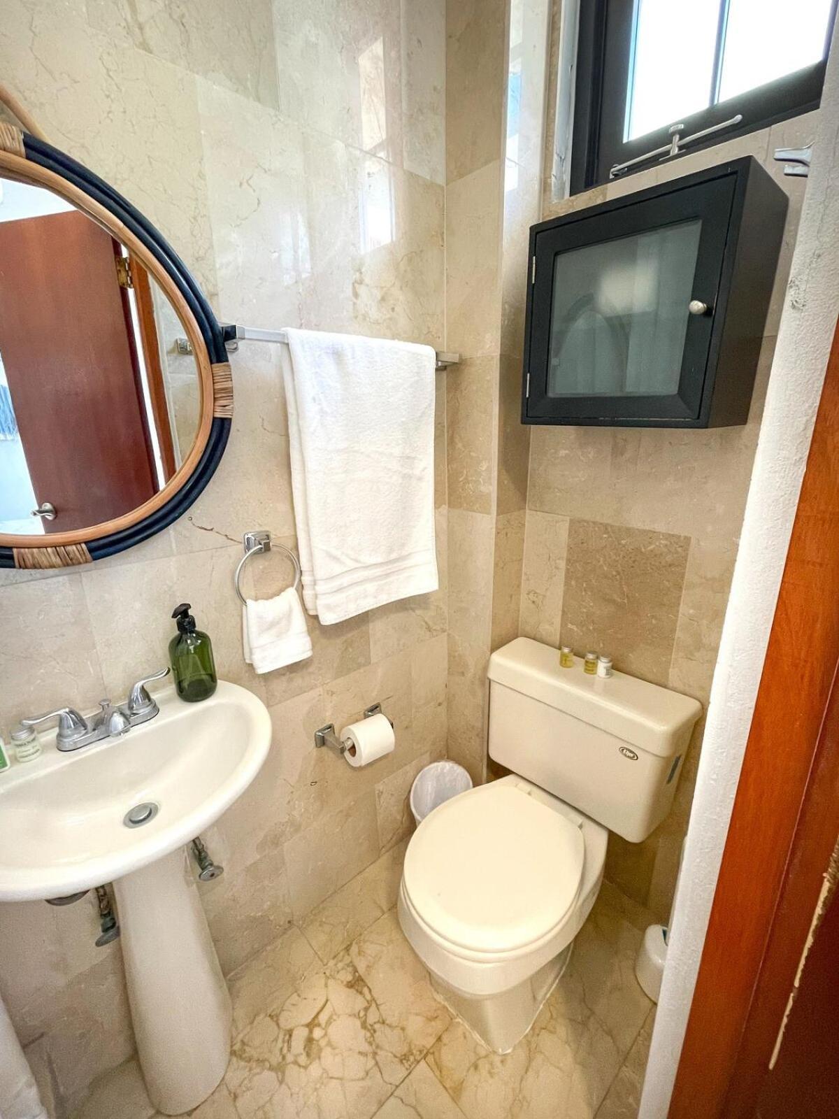 Casa Blanca 2nd Floor Apt Near The Beach Apartment
