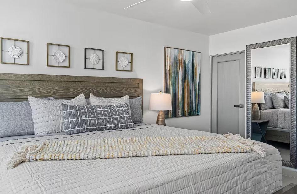 Apartment Fully Remodeled 3-bedroom 2 Full Baths ! On Whtsapp ! Check The Number From The Photos! ! *