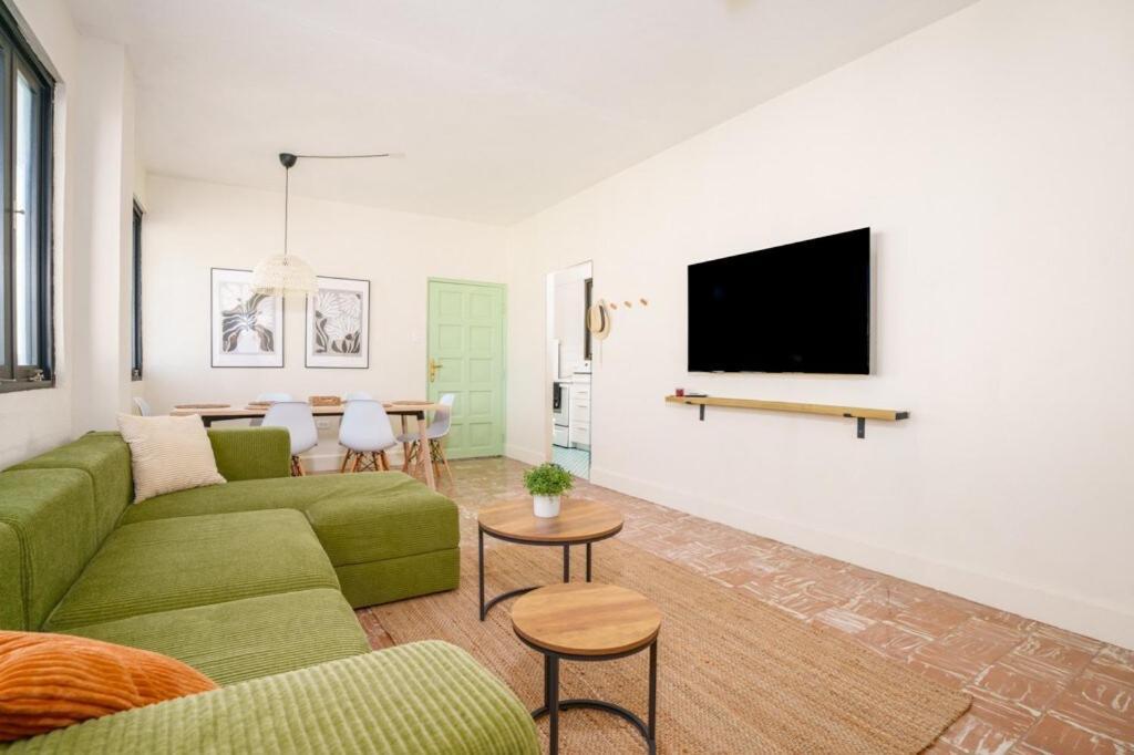 Sunny Escape Pool Apartment *