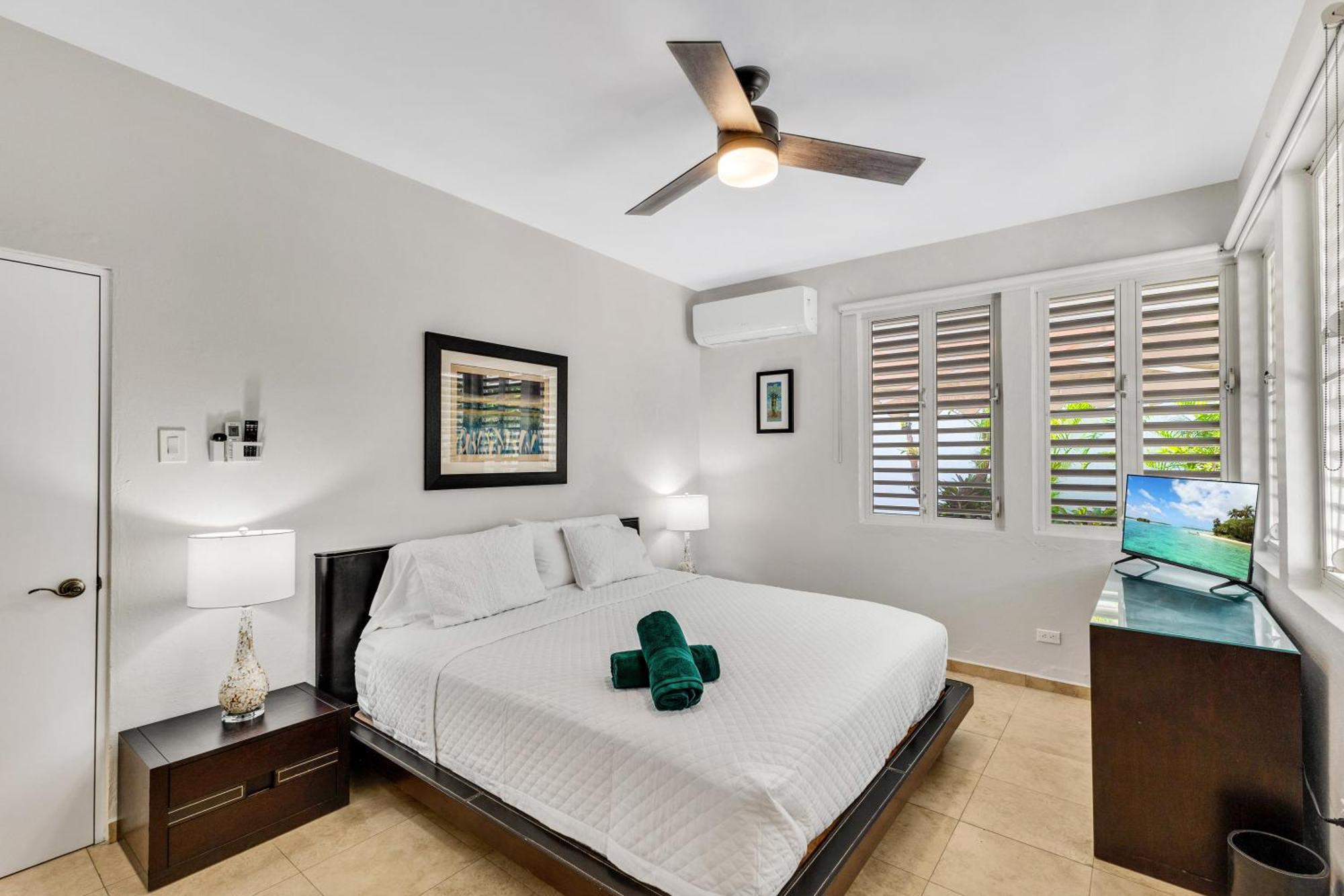 Condado 4 Bed 3 Bath Sleeps 8 Jacuzzi & Free Parking * San Juan