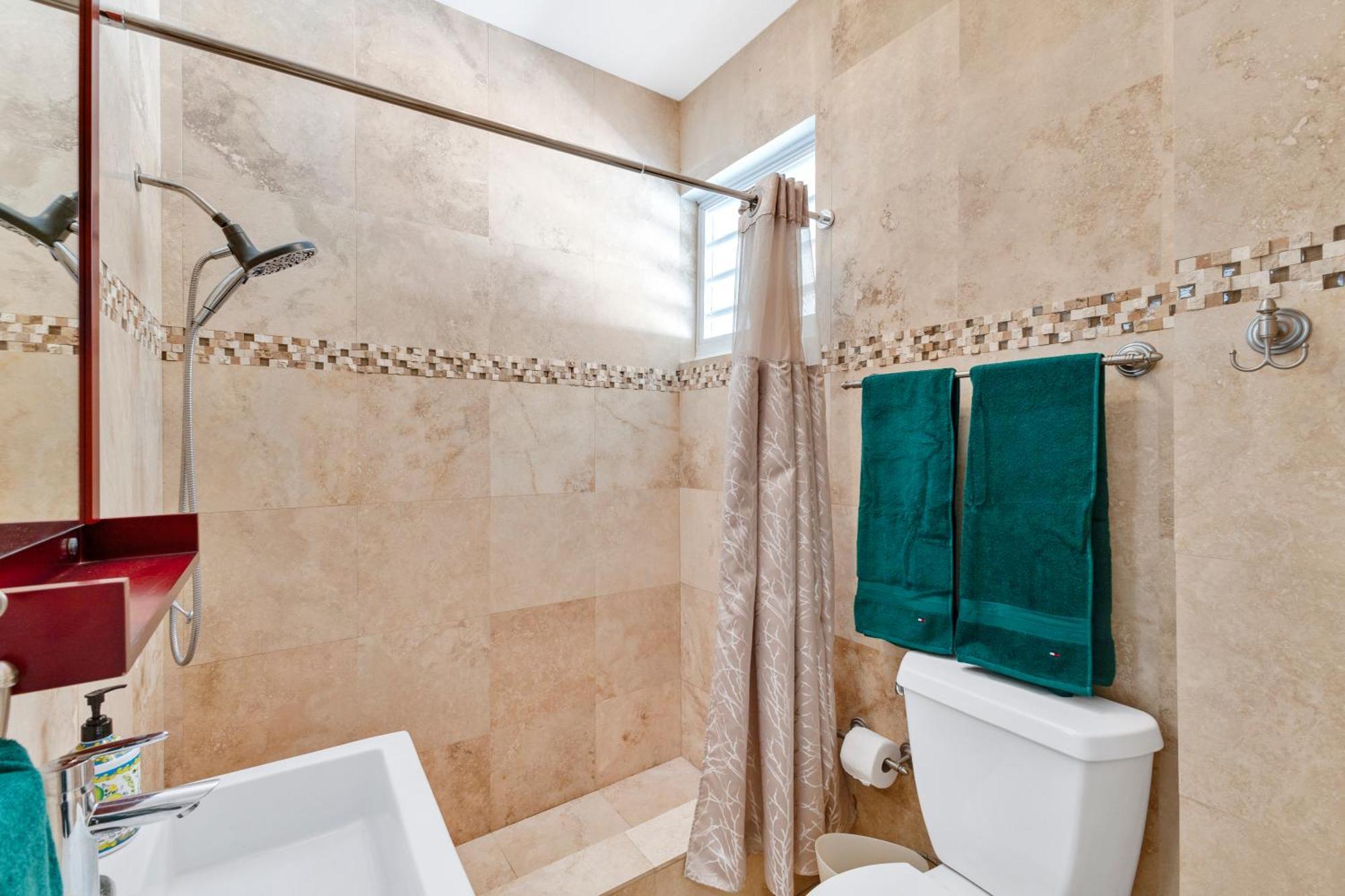 Condado 4 Bed 3 Bath Sleeps 8 Jacuzzi & Free Parking Villa San Juan