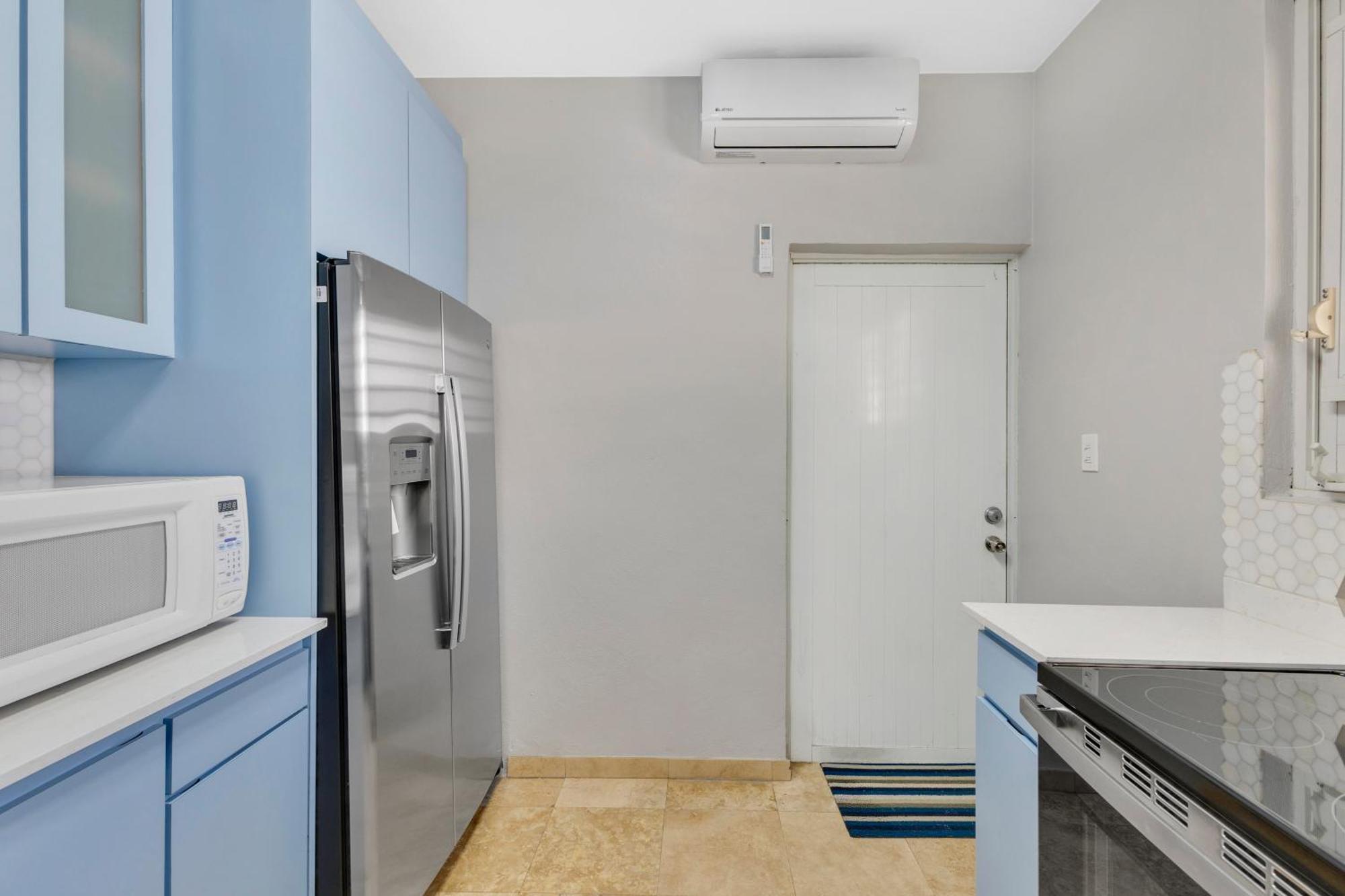 Condado 4 Bed 3 Bath Sleeps 8 Jacuzzi & Free Parking Villa San Juan