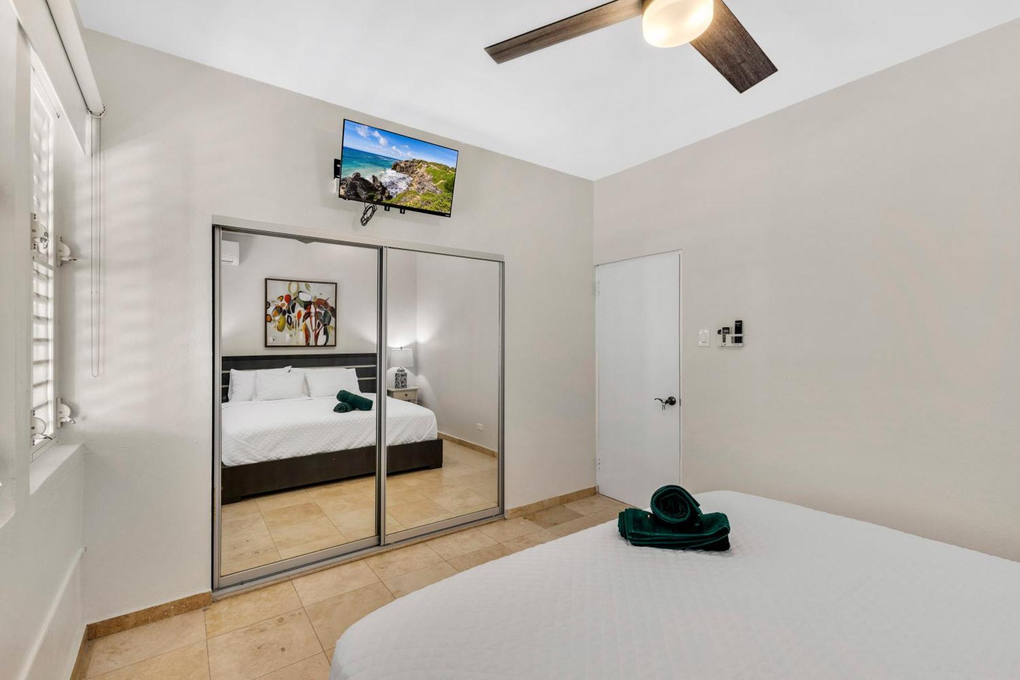 Villa Condado 4 Bed 3 Bath Sleeps 8 Jacuzzi & Free Parking