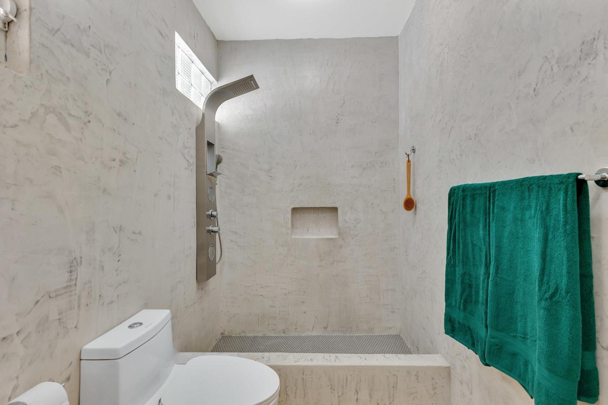 Condado 4 Bed 3 Bath Sleeps 8 Jacuzzi & Free Parking Villa *
