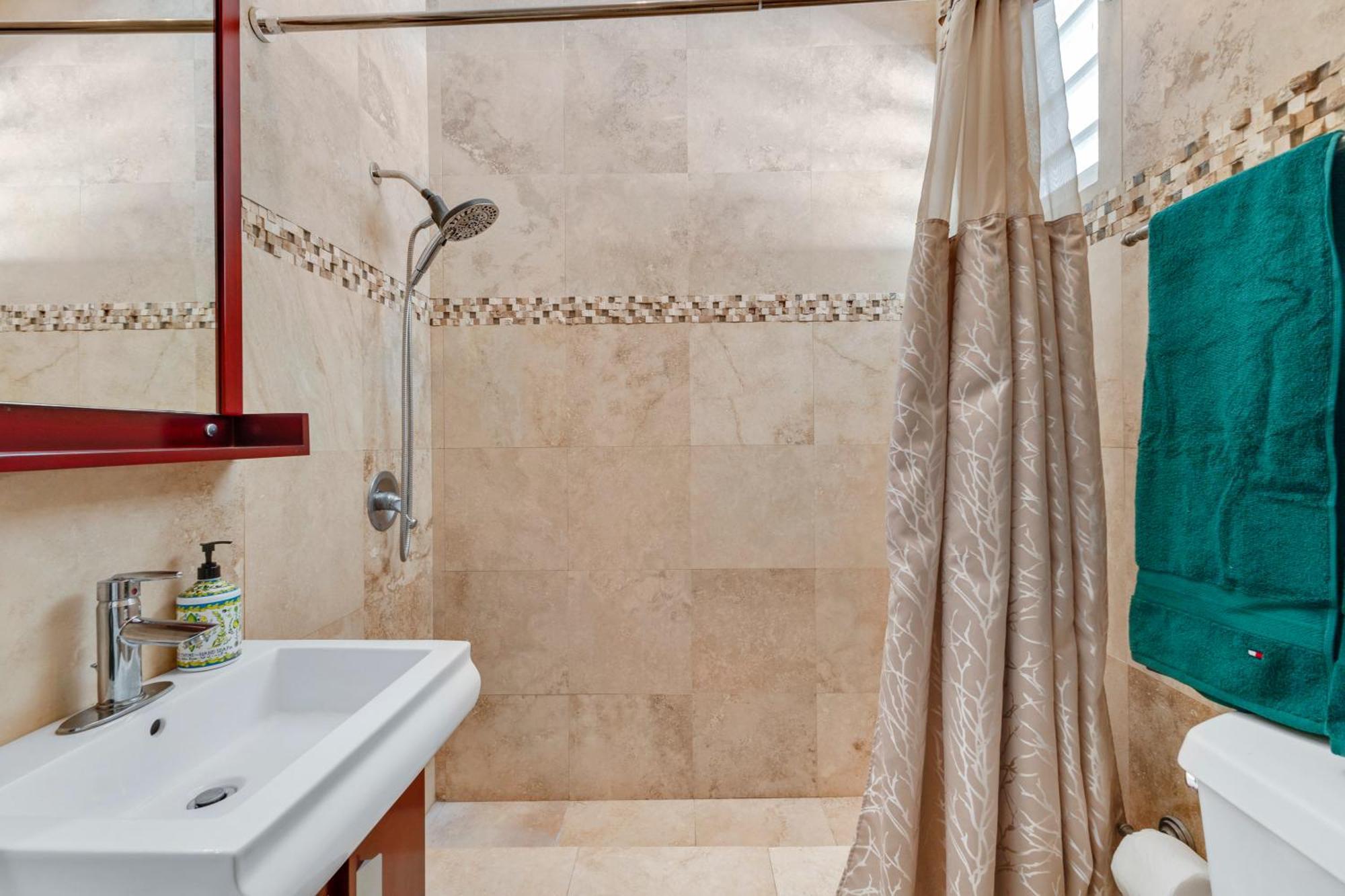 Condado 4 Bed 3 Bath Sleeps 8 Jacuzzi & Free Parking Villa San Juan