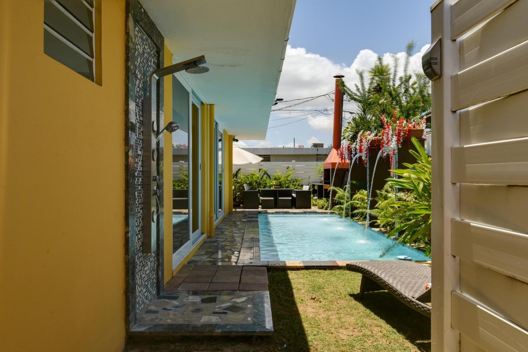 House Near With Private Pool And Deck!