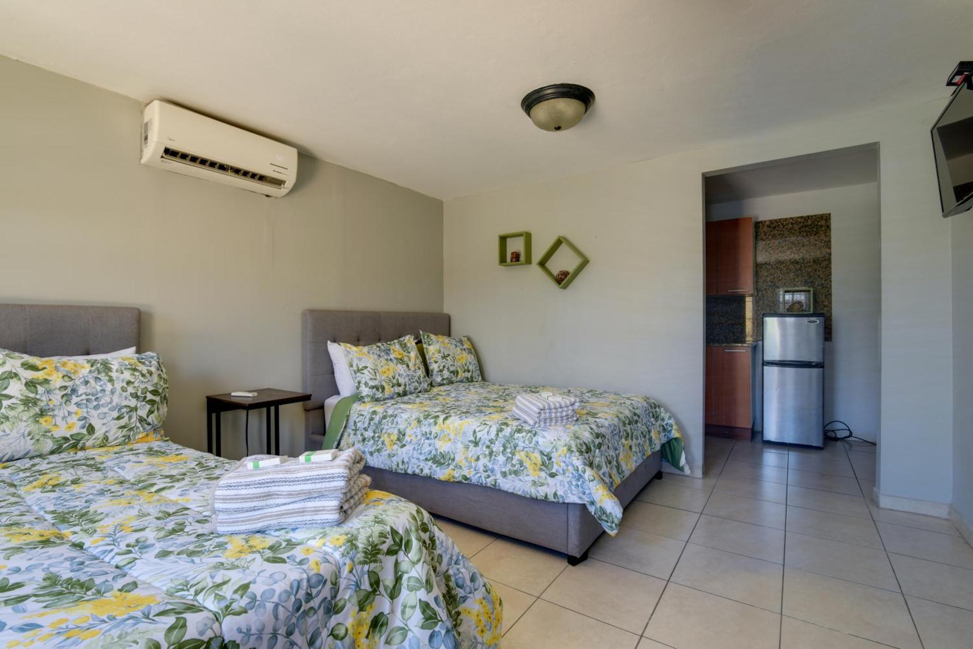 Holiday home House Near With Private Pool And Deck!