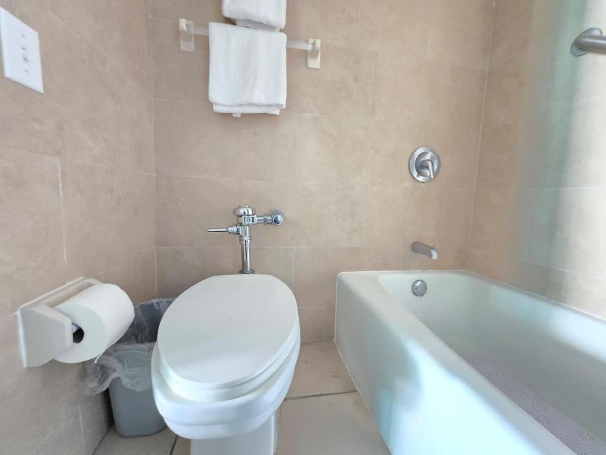 Steps From The - Dining & Nightlife Nearby Apartment *