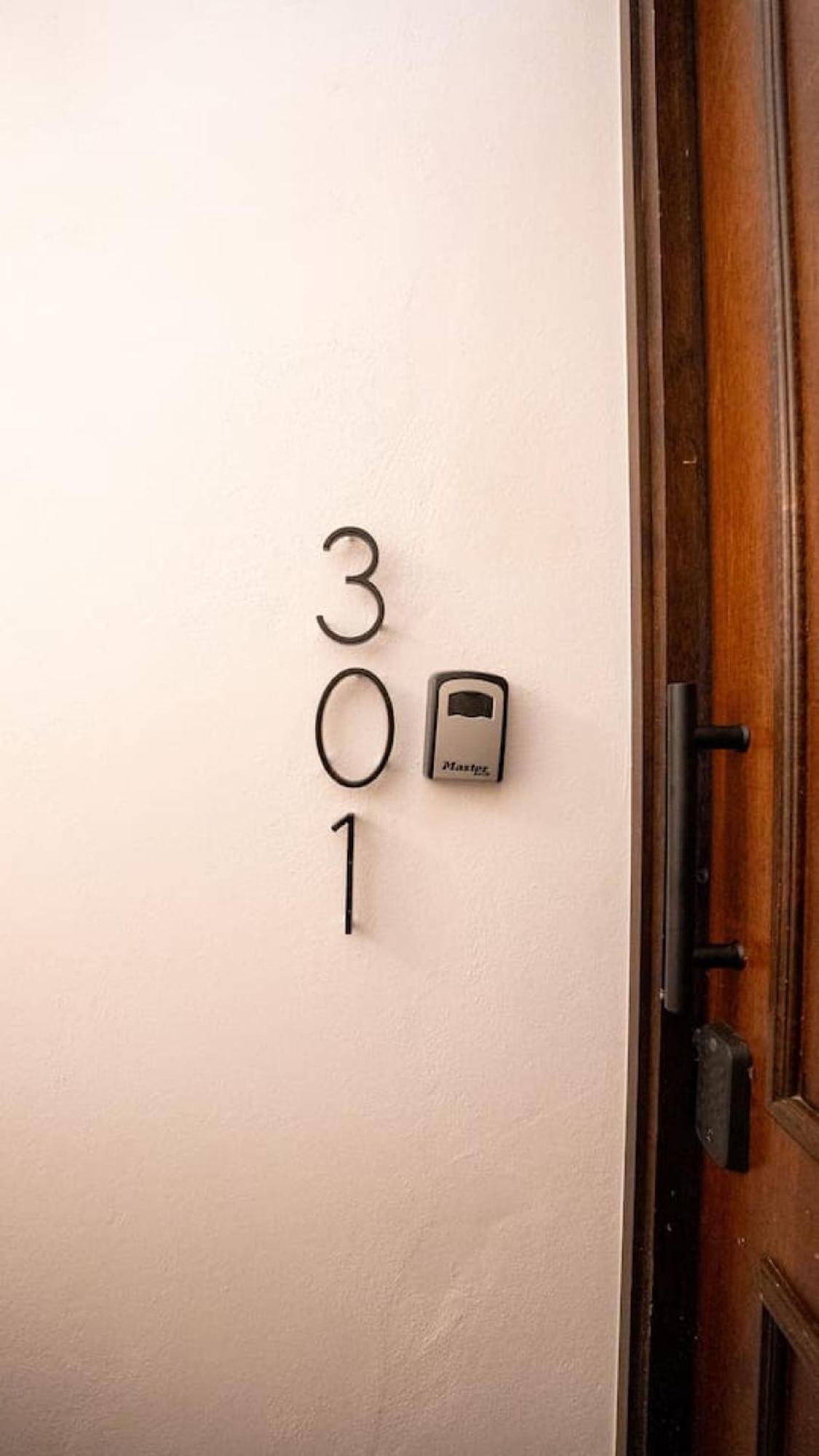 Ph In Old And Balcony Apartment *