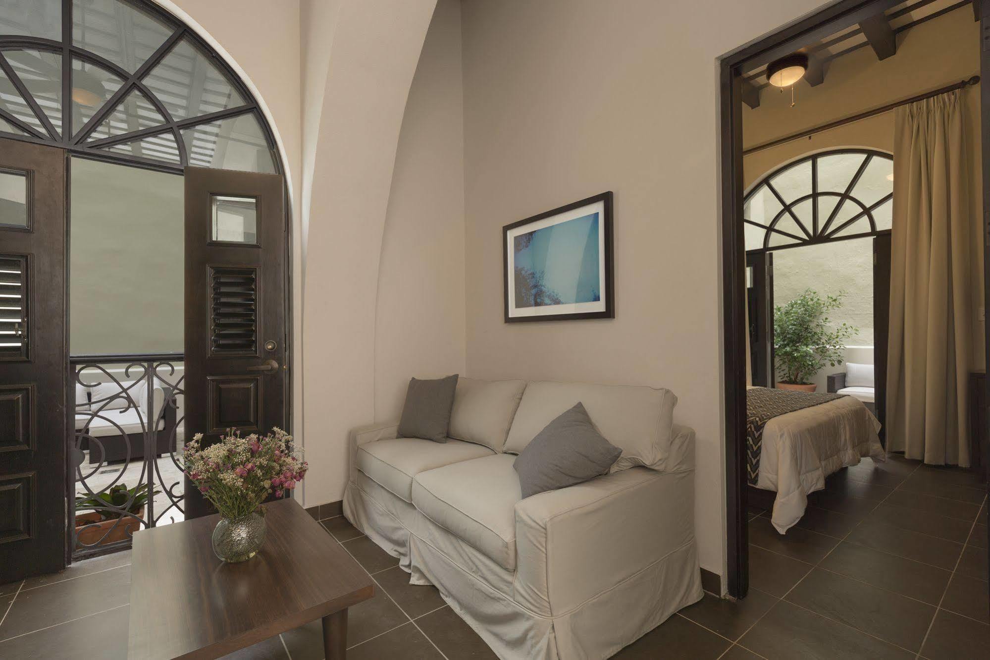 Decanter Hotel