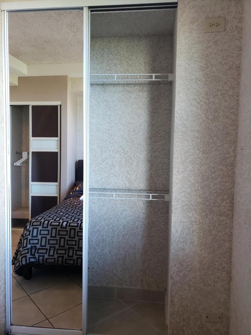 In San Juan, 4 Guests Max, 1 Br-1 Bth, Full Kitchen, Free Internet-parking