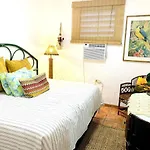 Footprints Beach House At Yardley Place