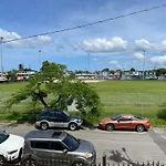 Breezy 1 Bed Apt, Short Ride From Airport And Beach