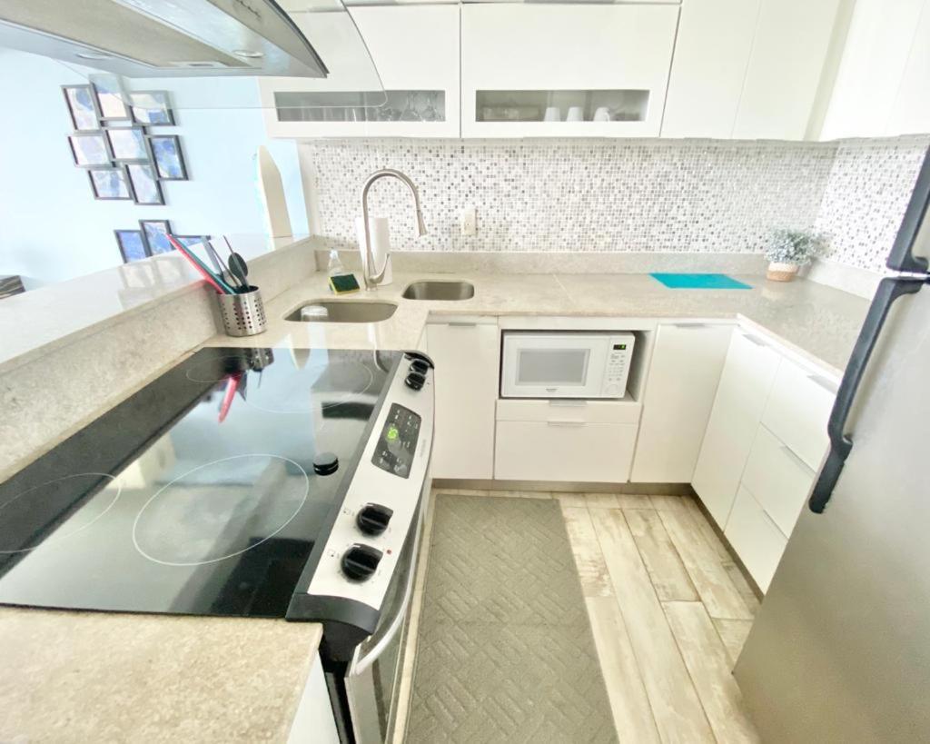 Kasa Brisa Marina - 1 Bed 1 Bath For 2 Ocean View Balcony Beachfront Pool Apartment San Juan