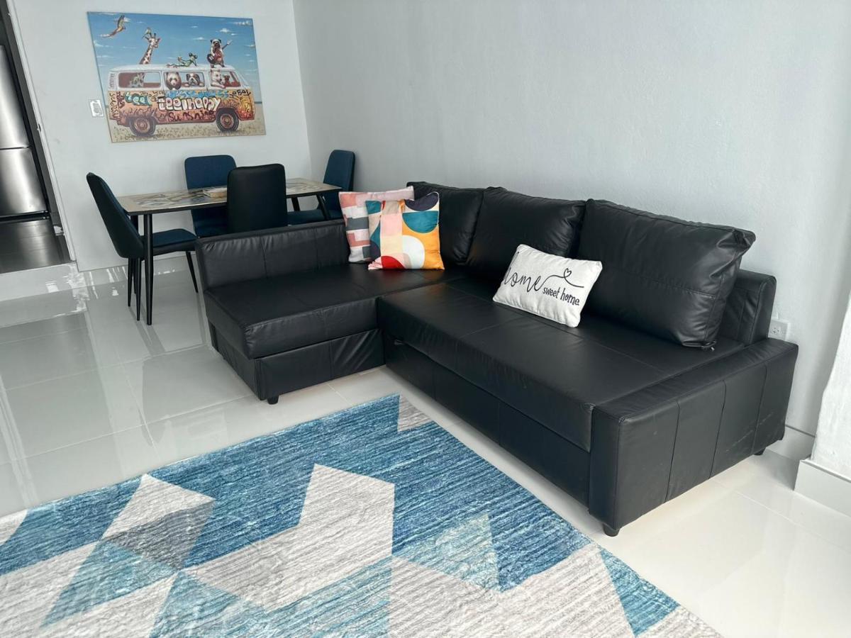 Majestic 2-bedroom Beachside Apartment *