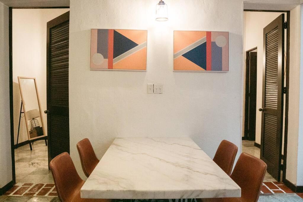 Art Inspired Apt Besides Governors Mansion In Osj - Fort Apt 11 *
